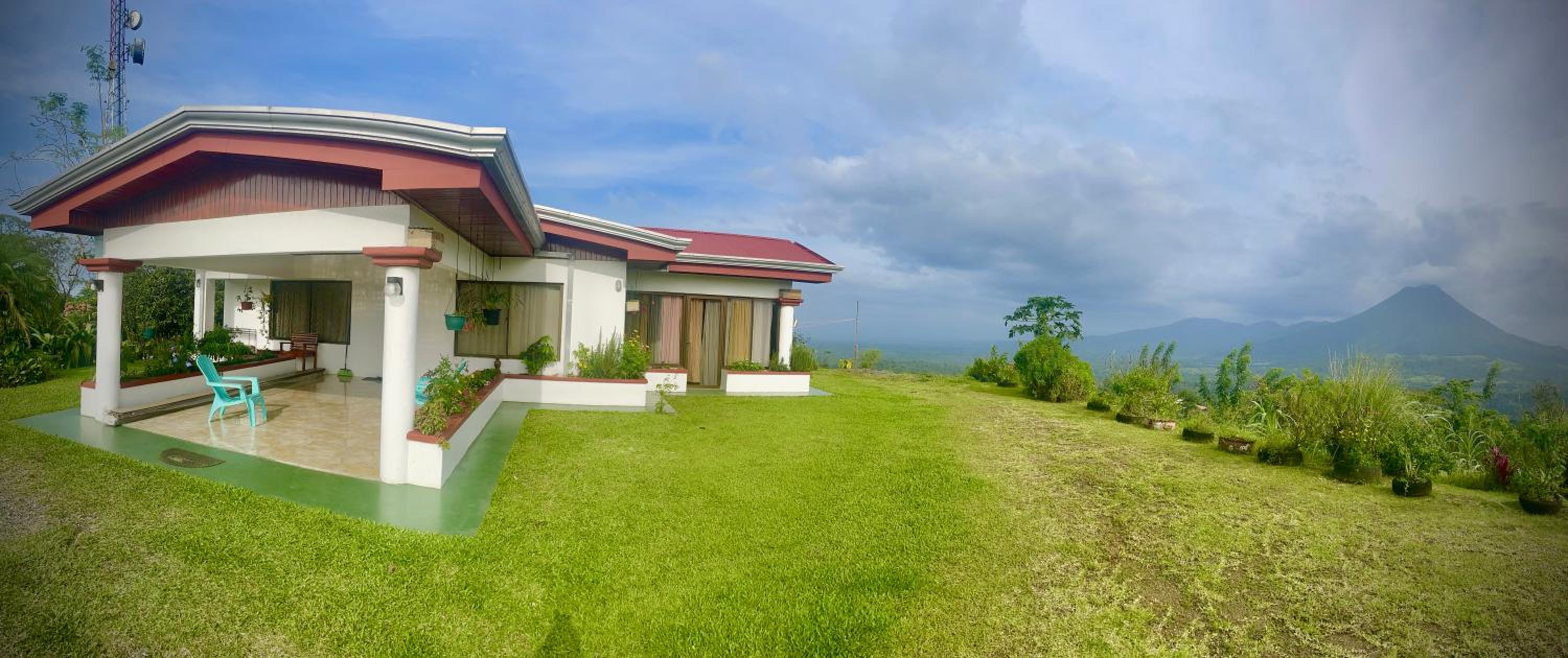 Las Pavitas Arenal Suites view 4