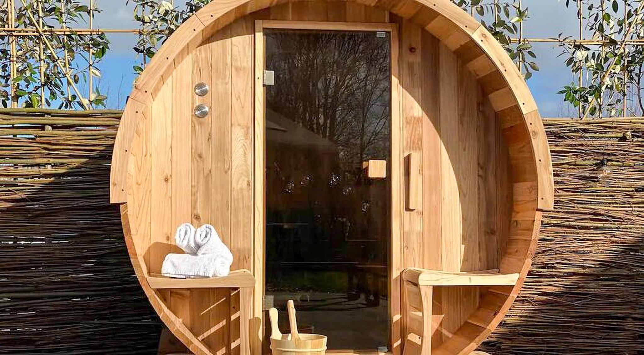 Bed & Wellness Pigs and Pillows with private hottub and sauna and tandembike rental included in price near Amsterdam