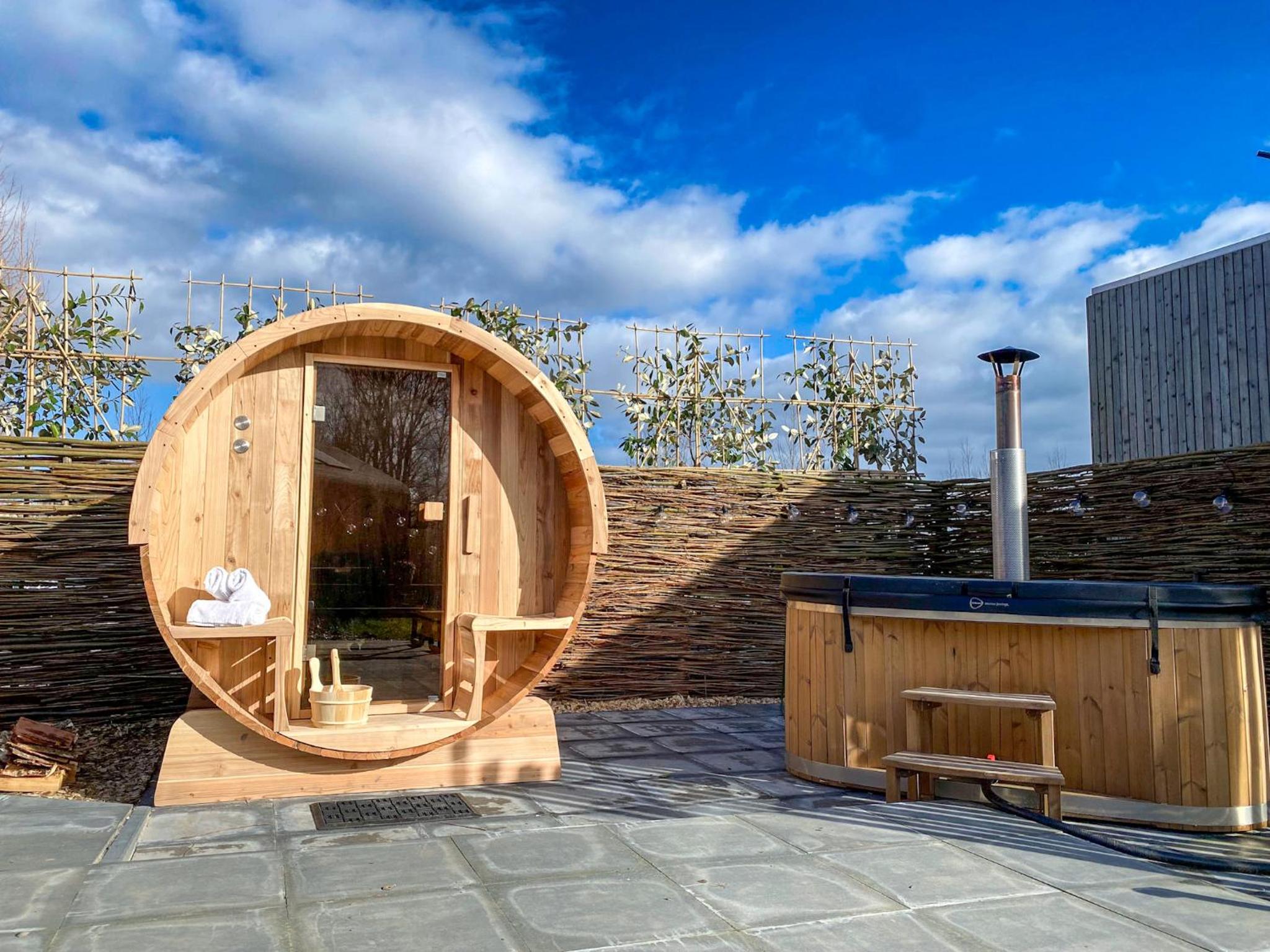 Bed & Wellness Pigs and Pillows with private hottub and sauna and tandembike rental included in price near Amsterdam