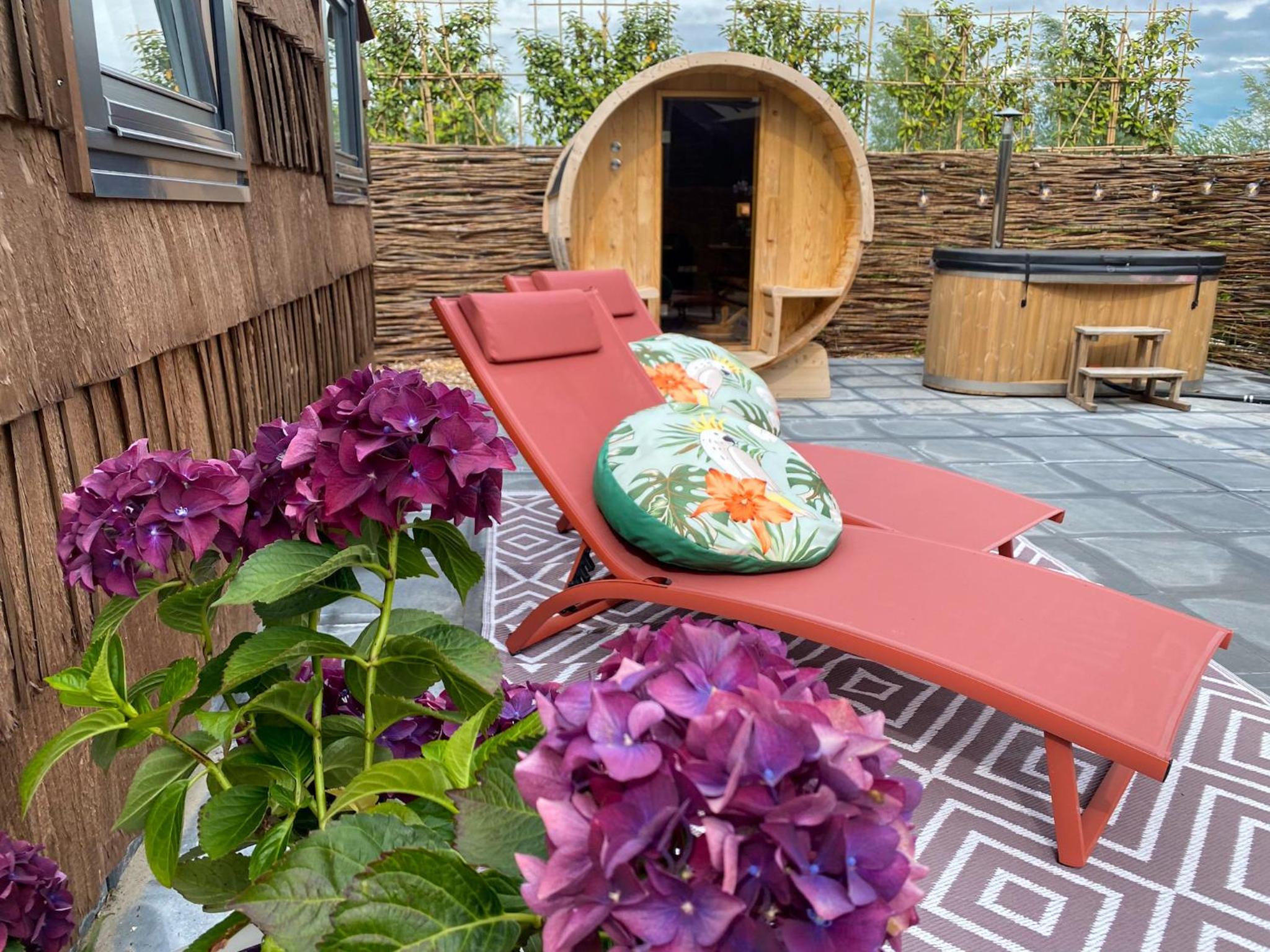 Bed & Wellness Pigs and Pillows with private hottub and sauna and tandembike rental included in price near Amsterdam