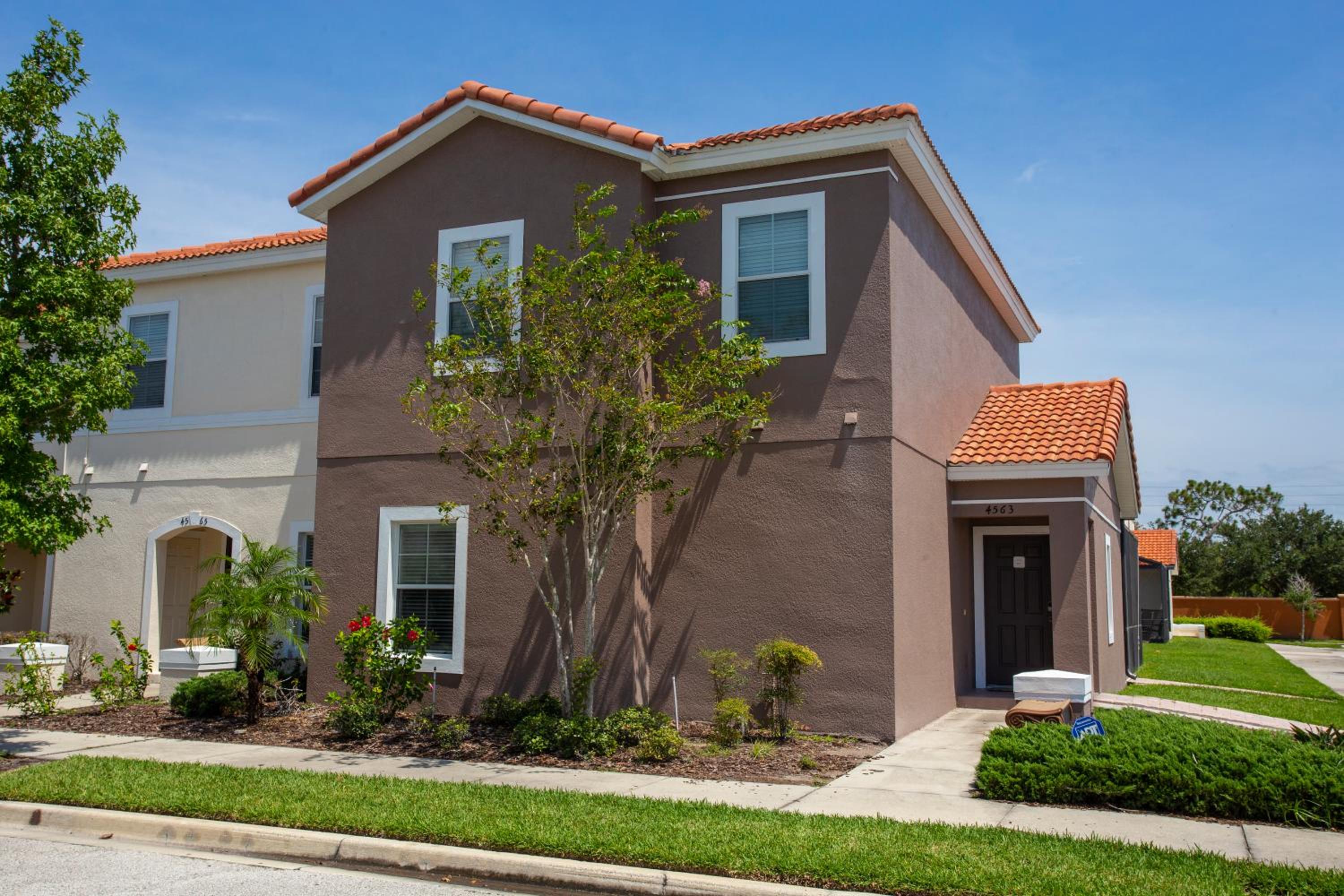 Four Bedrooms Townhouse 4563