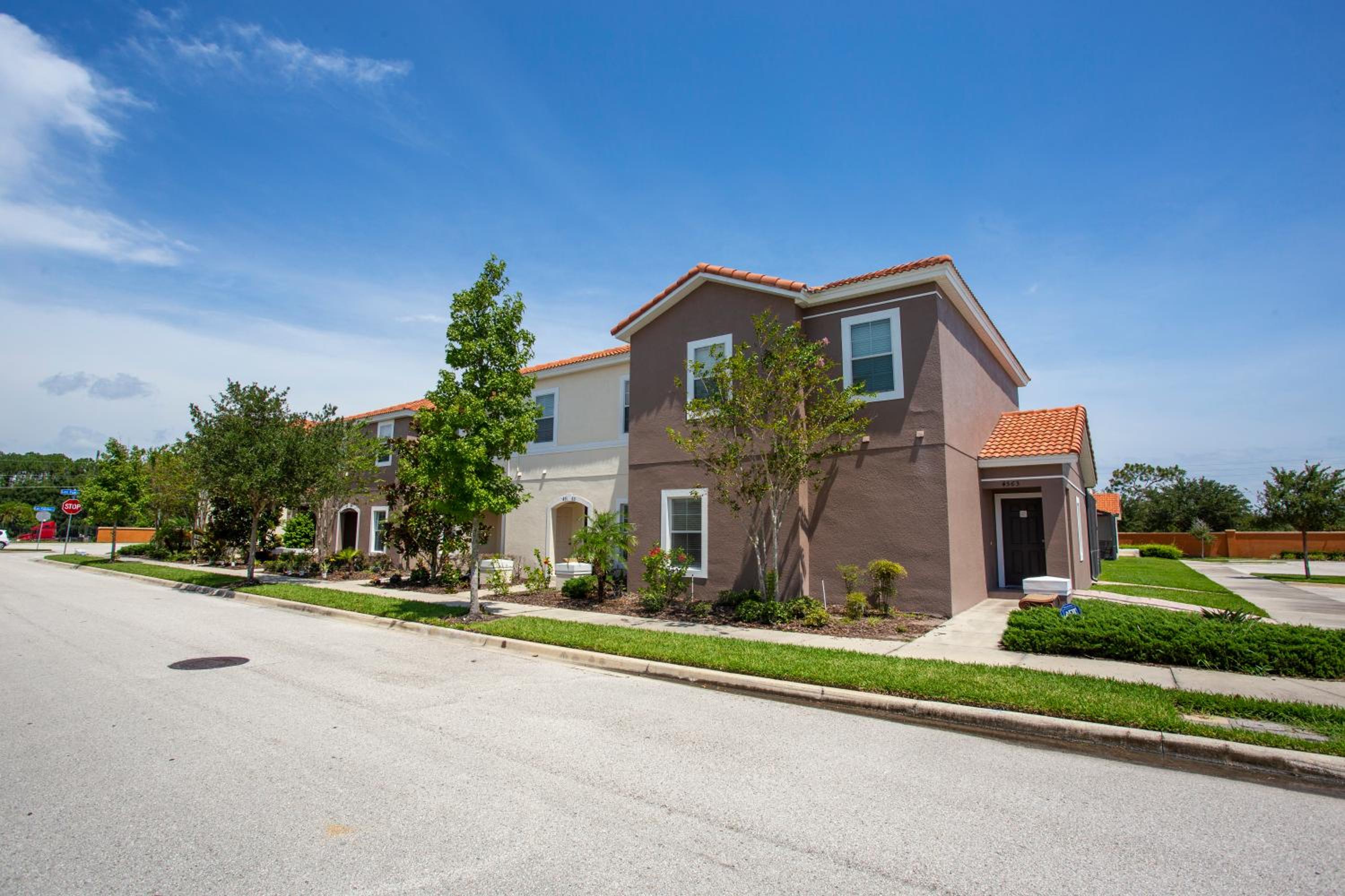 Four Bedrooms Townhouse 4563
