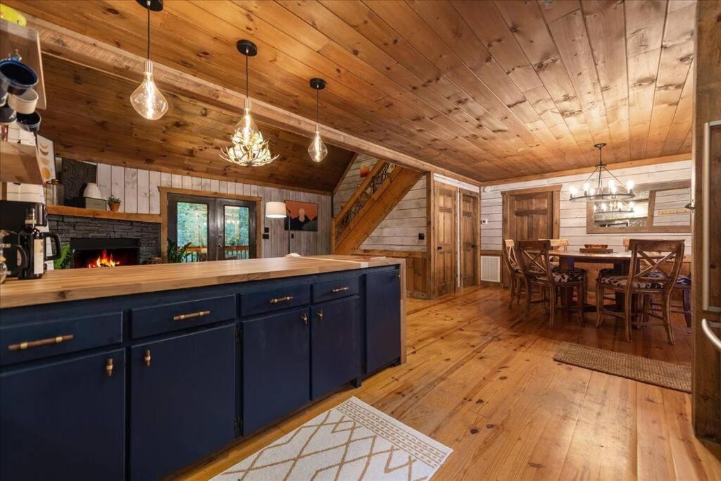 February Savings! 3 King Beds! Creek! Hot Tub! view 5