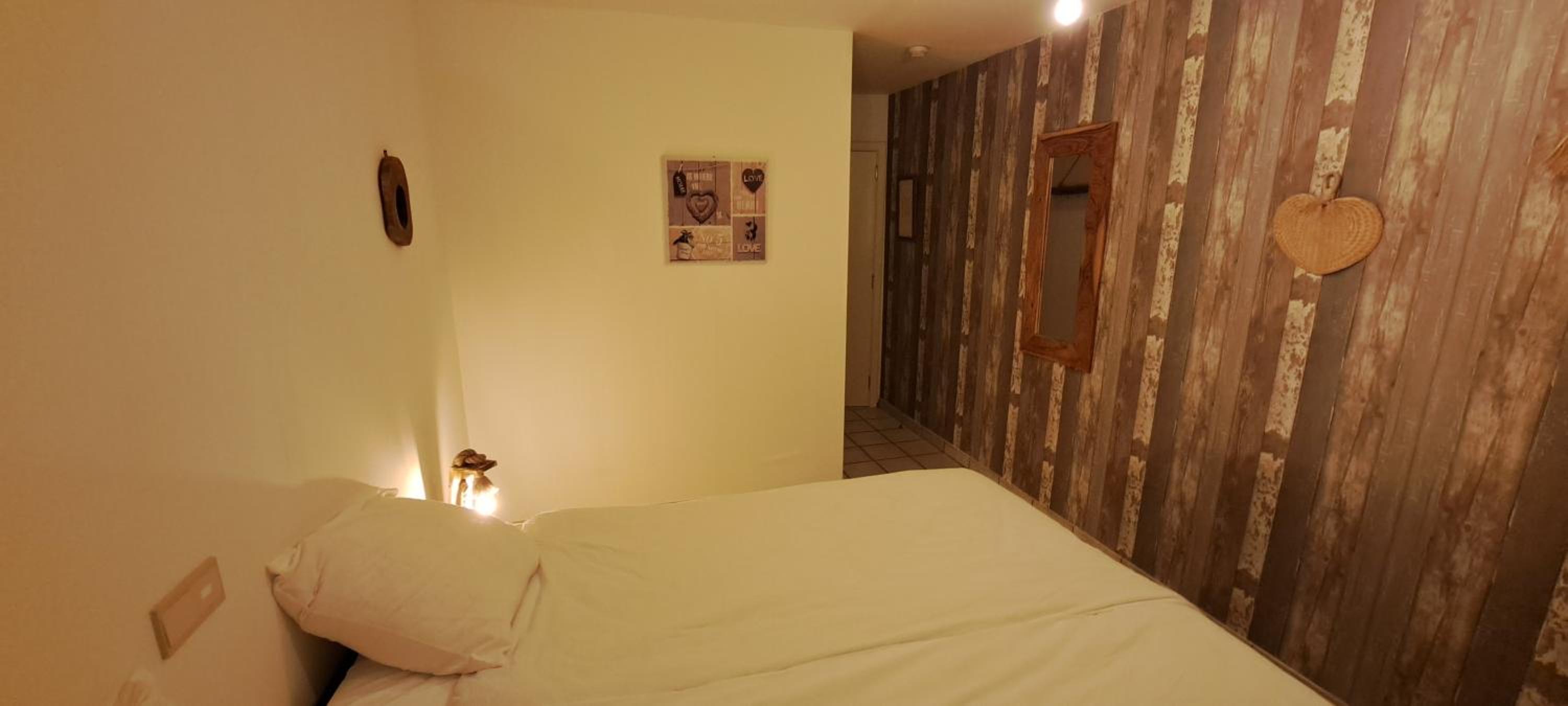 Auberge Chez Dikke Vriend, Chambres et taverne