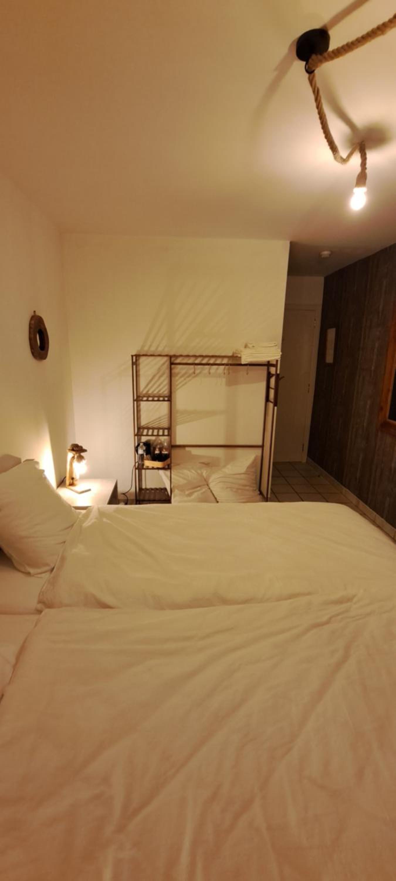 Auberge Chez Dikke Vriend, Chambres et taverne