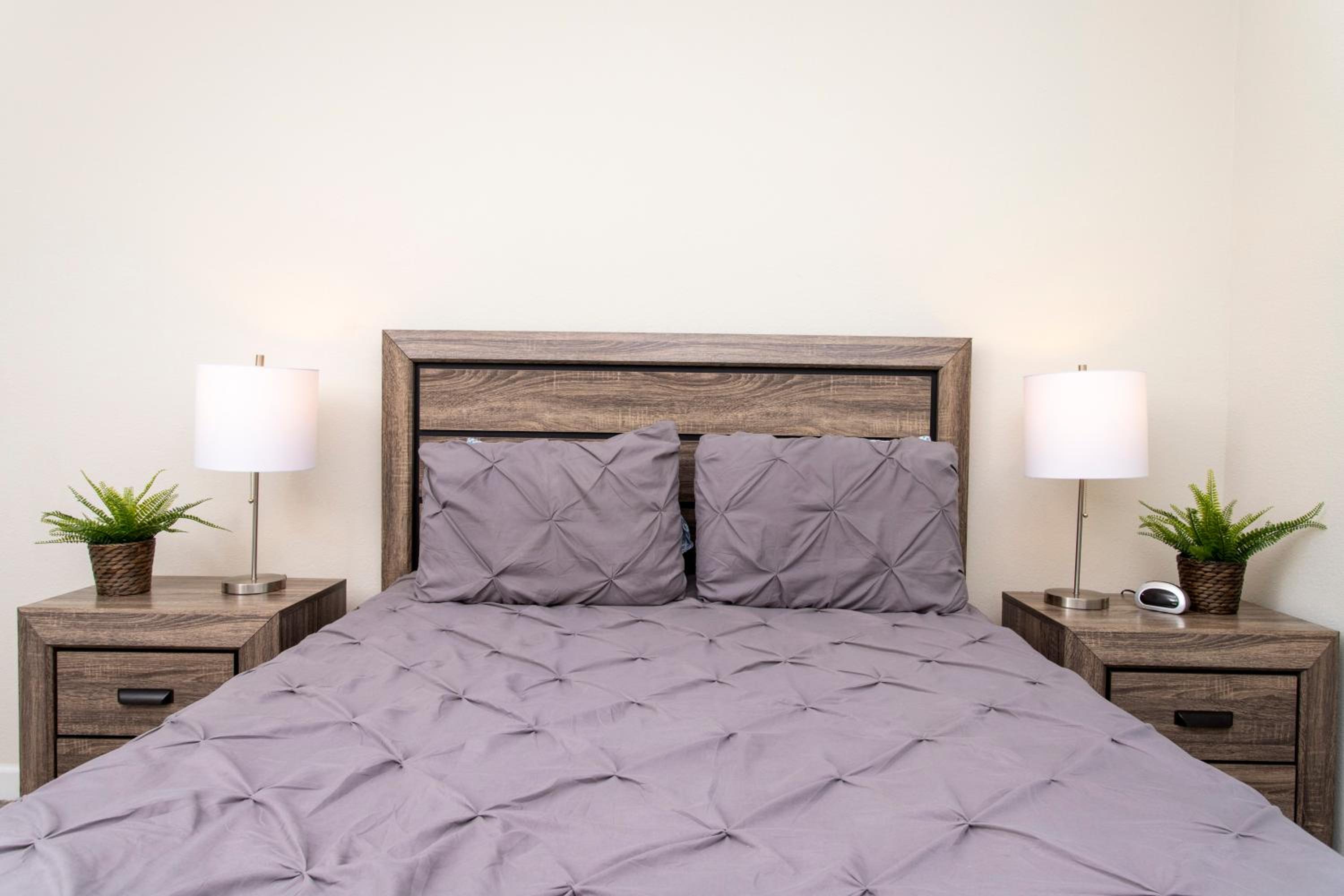 Luxurious Décor 4 Bd w/ Pool Close to Disney 4820