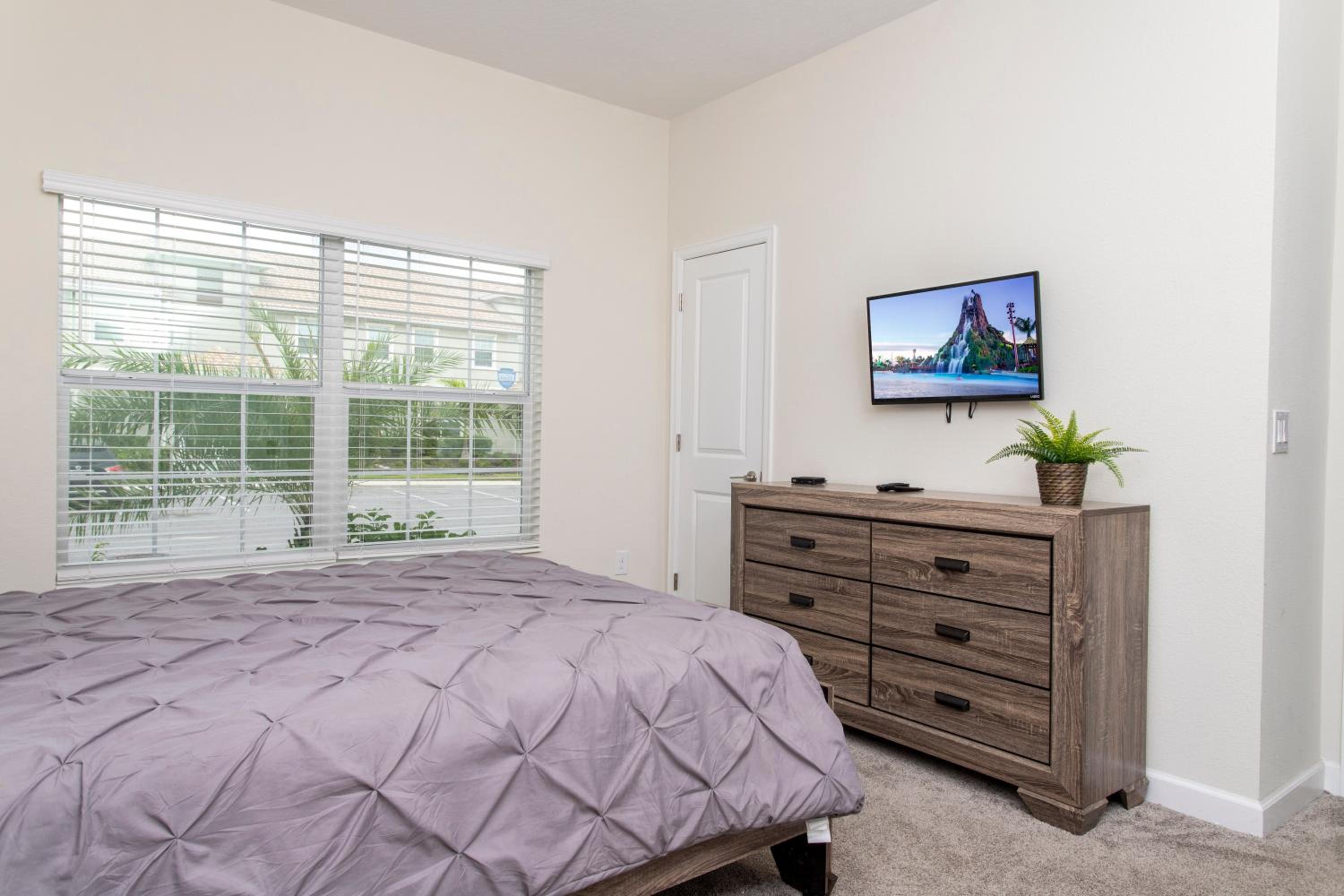 Luxurious Décor 4 Bd w/ Pool Close to Disney 4820