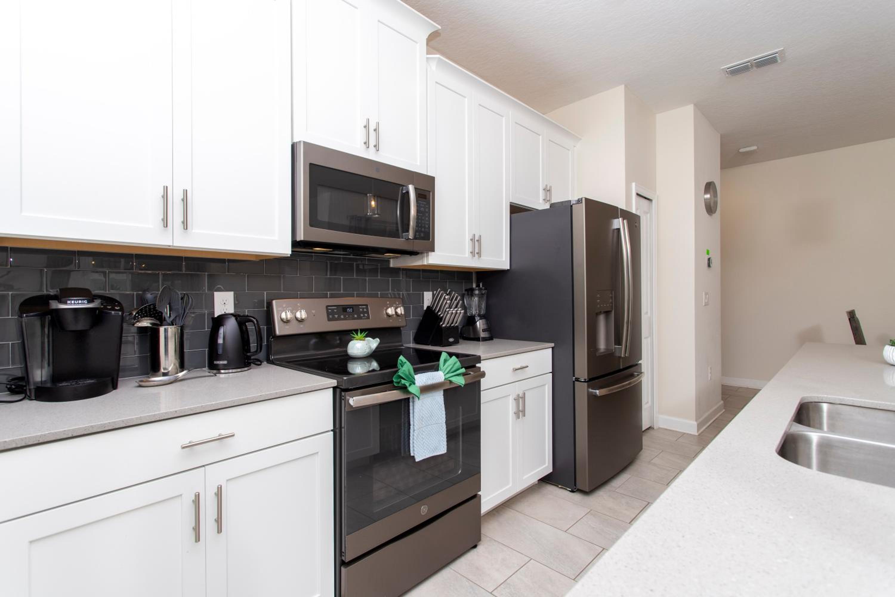 Luxurious Décor 4 Bd w/ Pool Close to Disney 4820