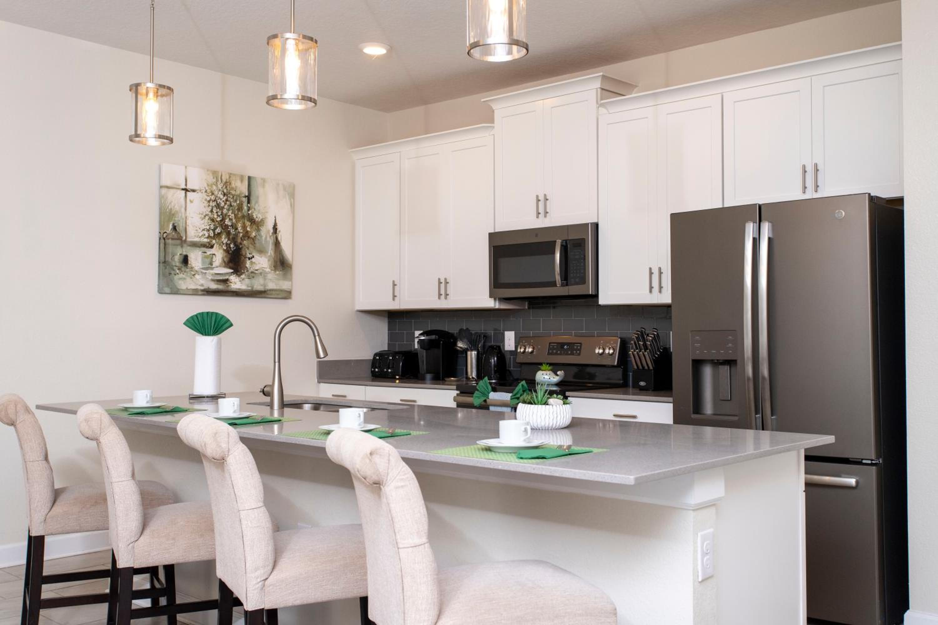 Luxurious Décor 4 Bd w/ Pool Close to Disney 4820