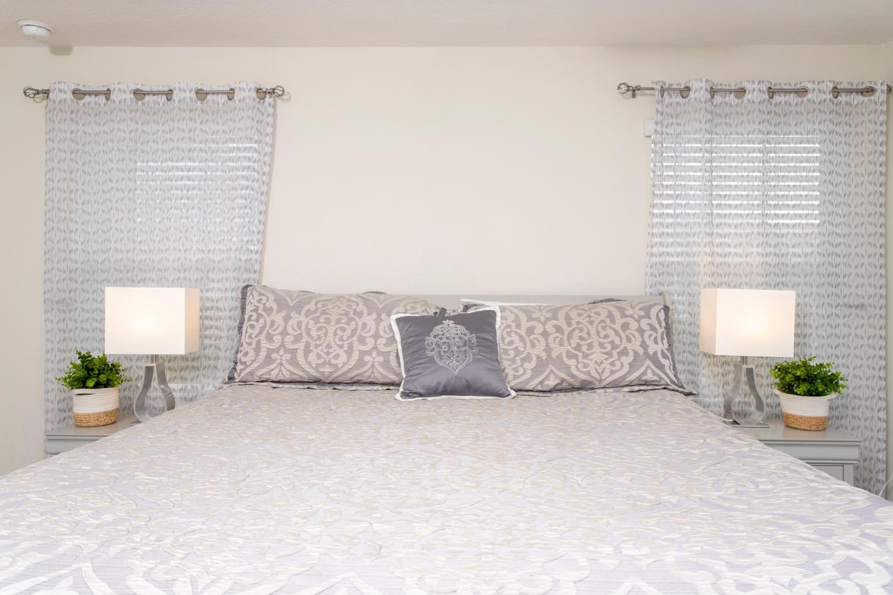 Luxurious Décor 4 Bd w/ Pool Close to Disney 4820