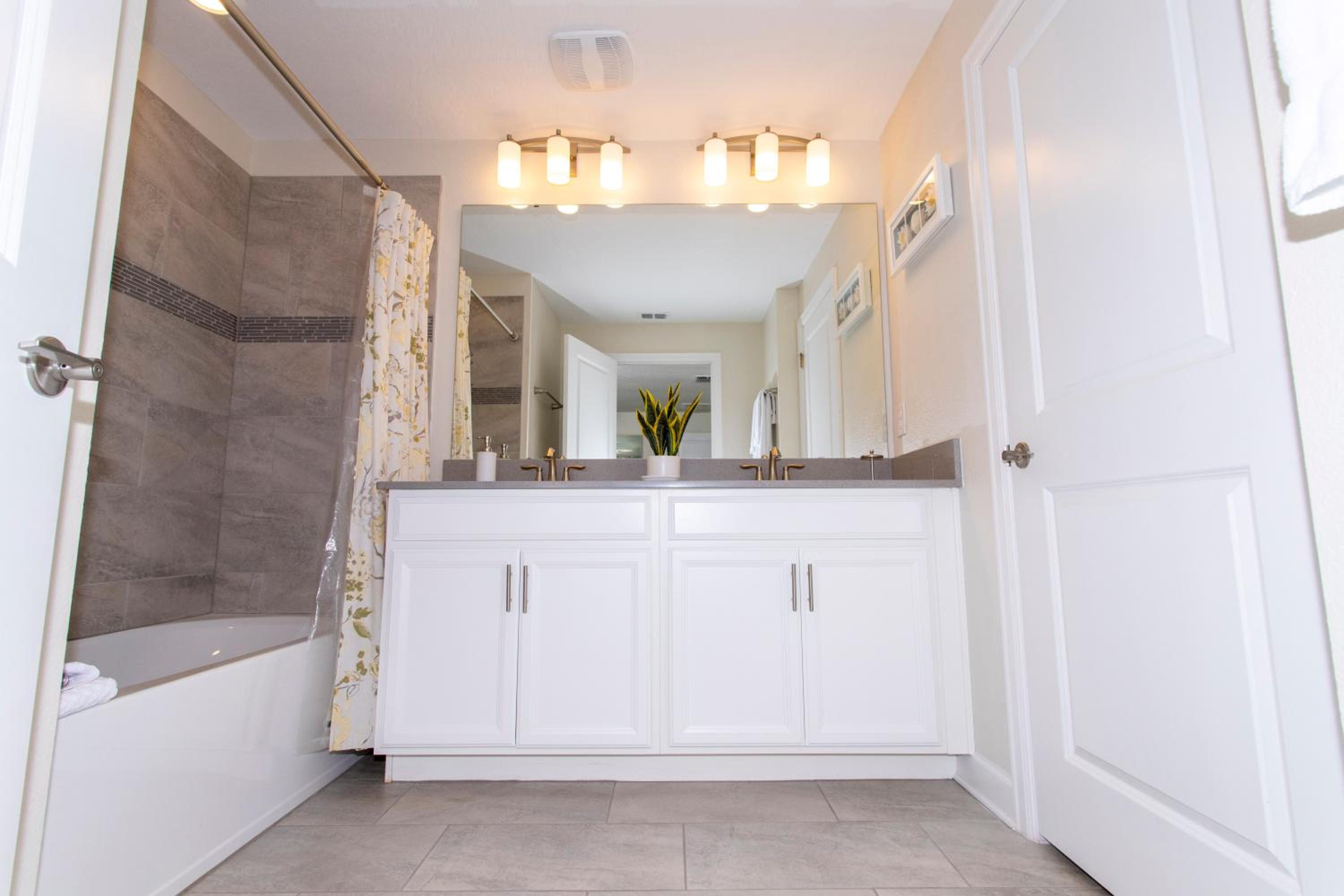 Luxurious Décor 4 Bd w/ Pool Close to Disney 4820