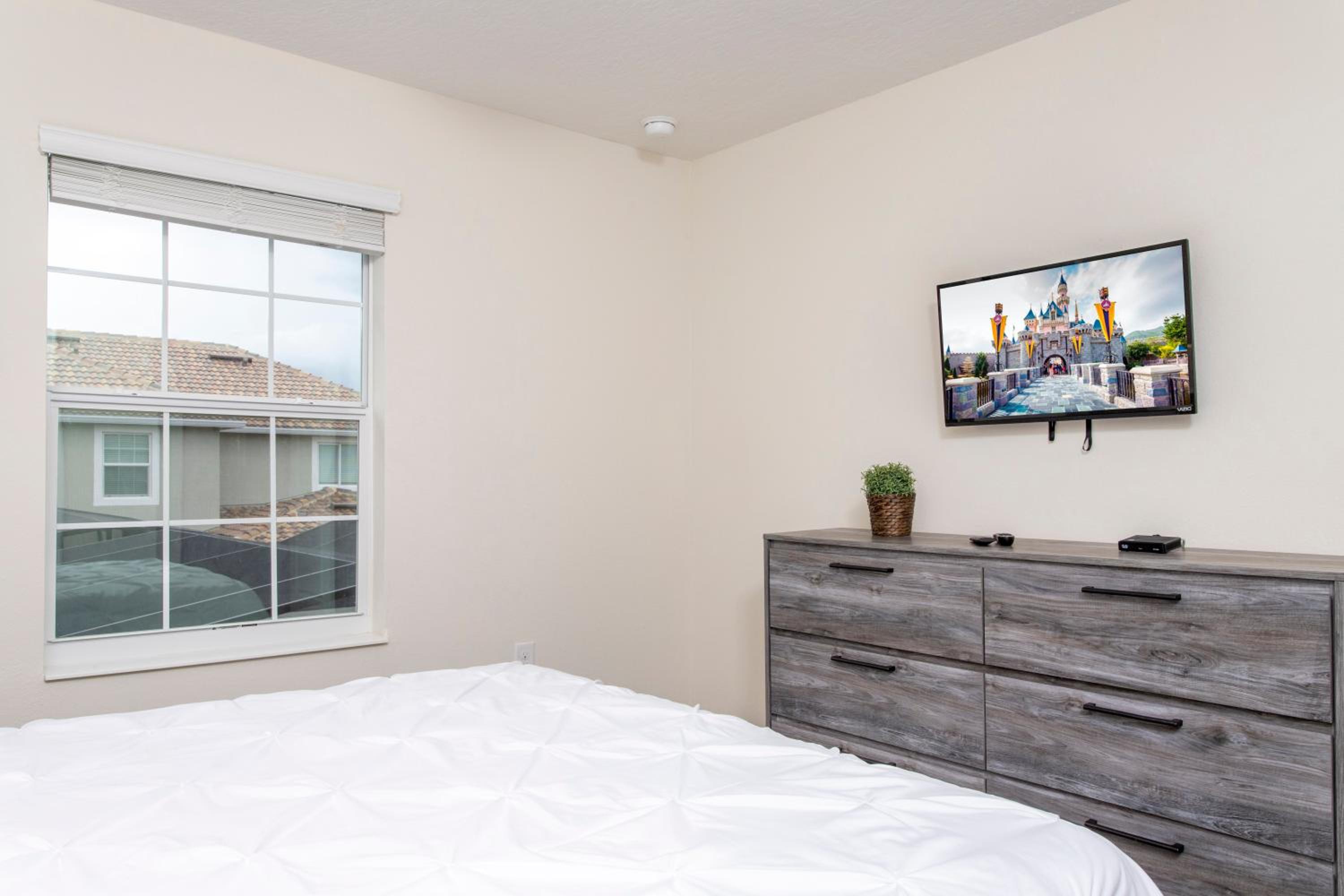 Luxurious Décor 4 Bd w/ Pool Close to Disney 4820