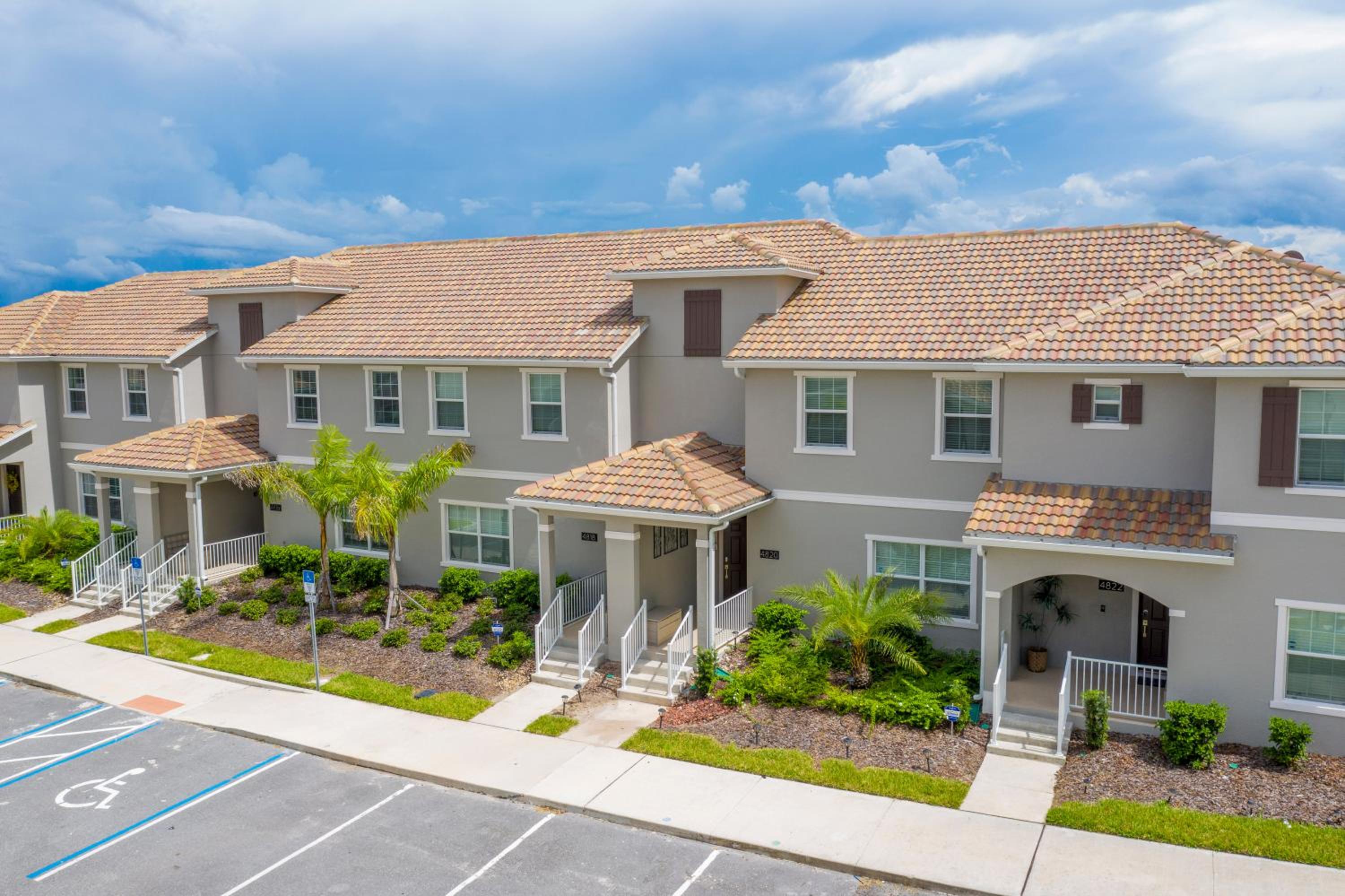 Luxurious Décor 4 Bd w/ Pool Close to Disney 4820