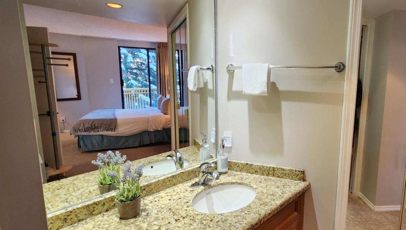 1BR in Marquise, Dog Friendly, Close to Ski Hill, Pool, Sauna, Hot Tub, Fitness Suite, AC