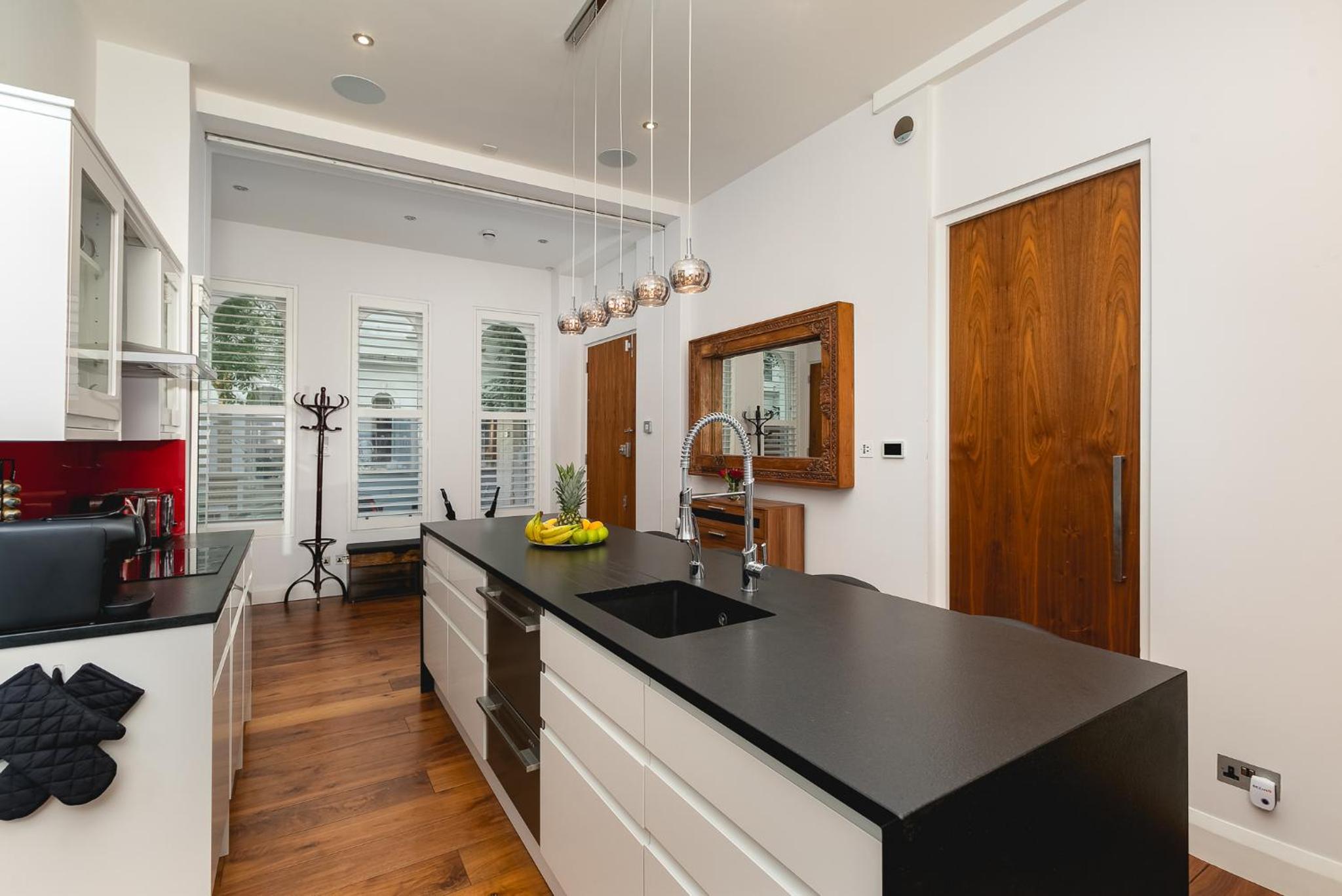 დ Luxury Chelsea Duplex - Sleeps 10 დ