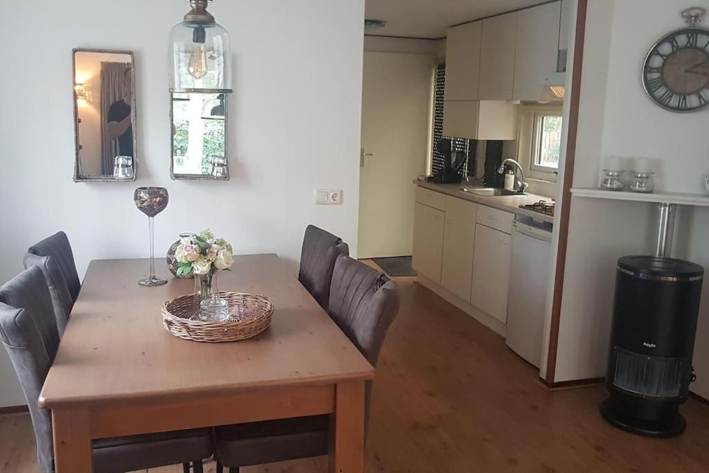 Mooi chalet met grote tuin op een 4 sterren park. view 5