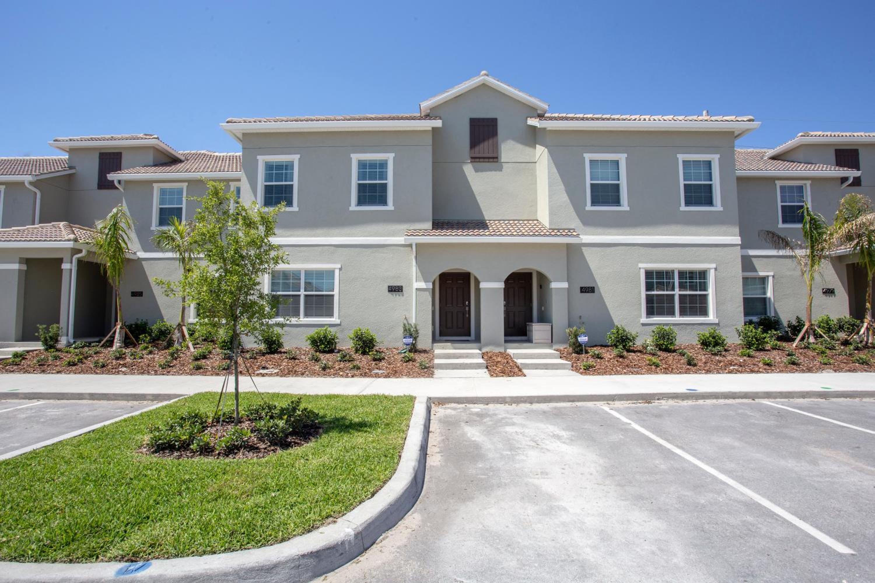 Luxurious 4Bd Home w/ Pool 4983