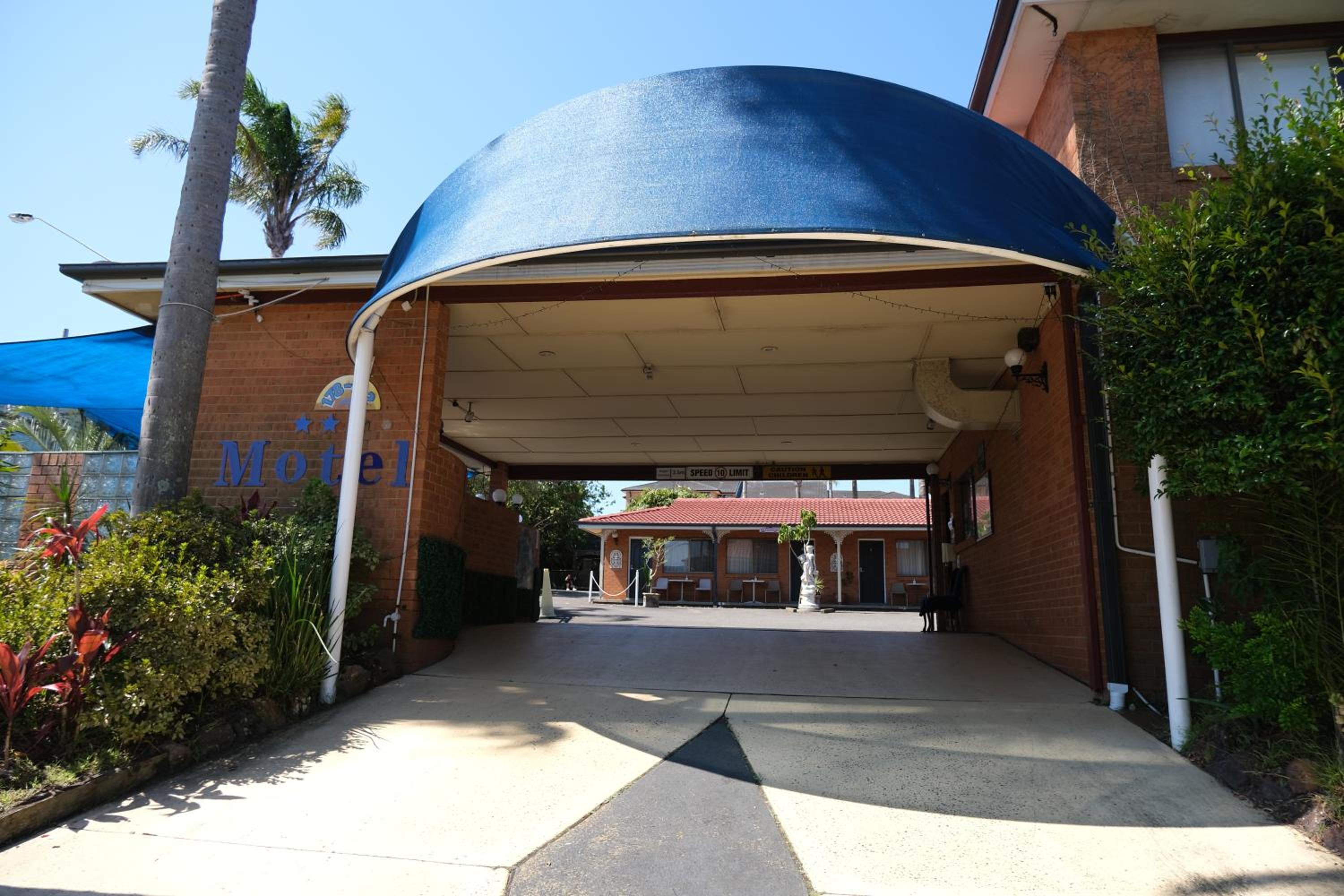 Sapphire Palms Motel