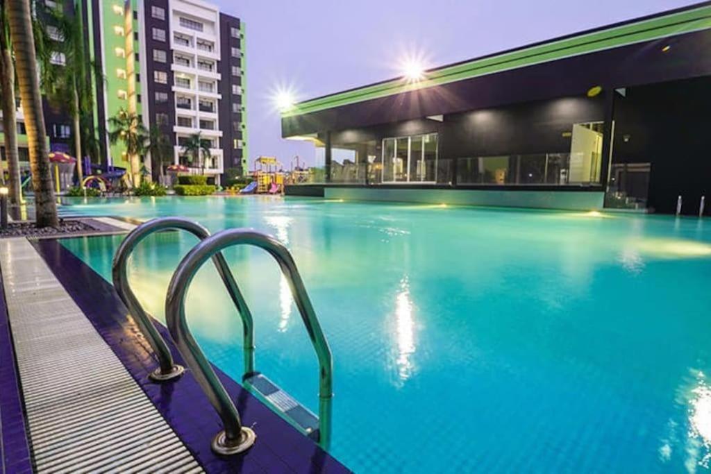 B3 Superb PoolView Manhattan Waterpark Homestay Ipoh4-8Pax NETFLIX photo 3