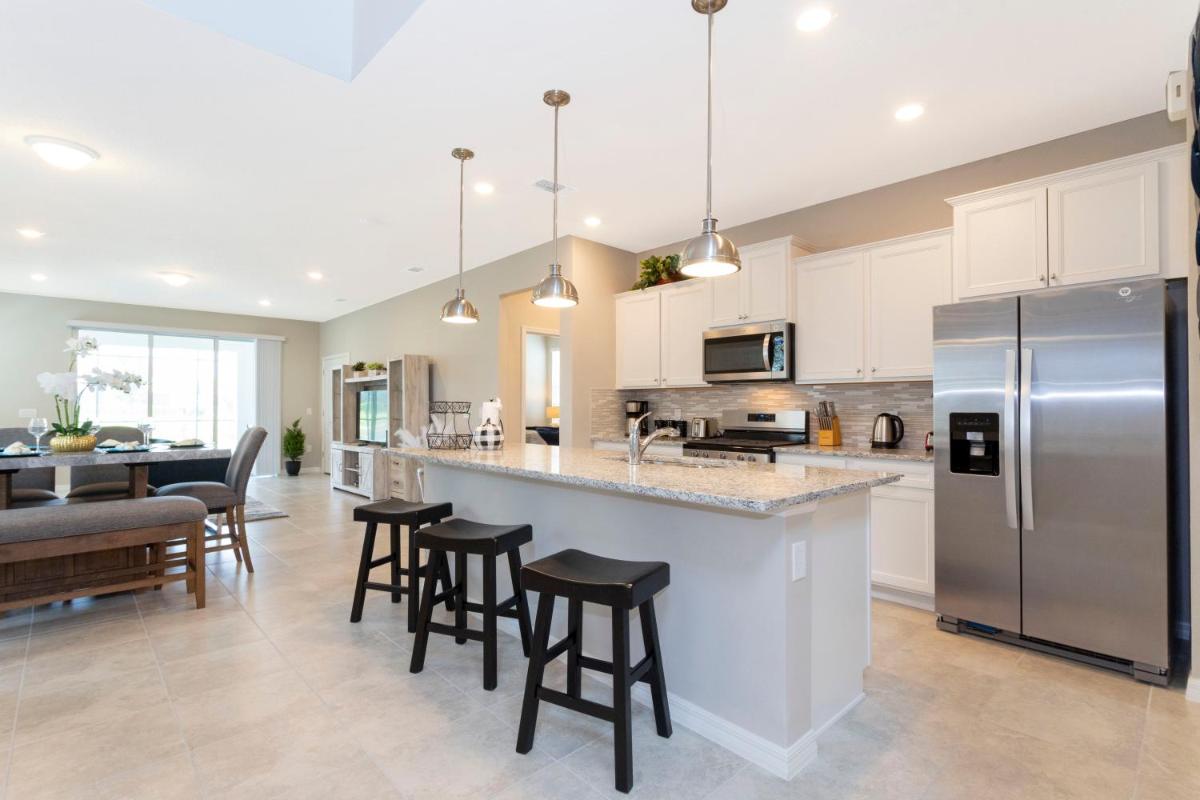 Stunning 6 Bd w/ Pool Close to Disney @ Solterra Resort 7211 view 5