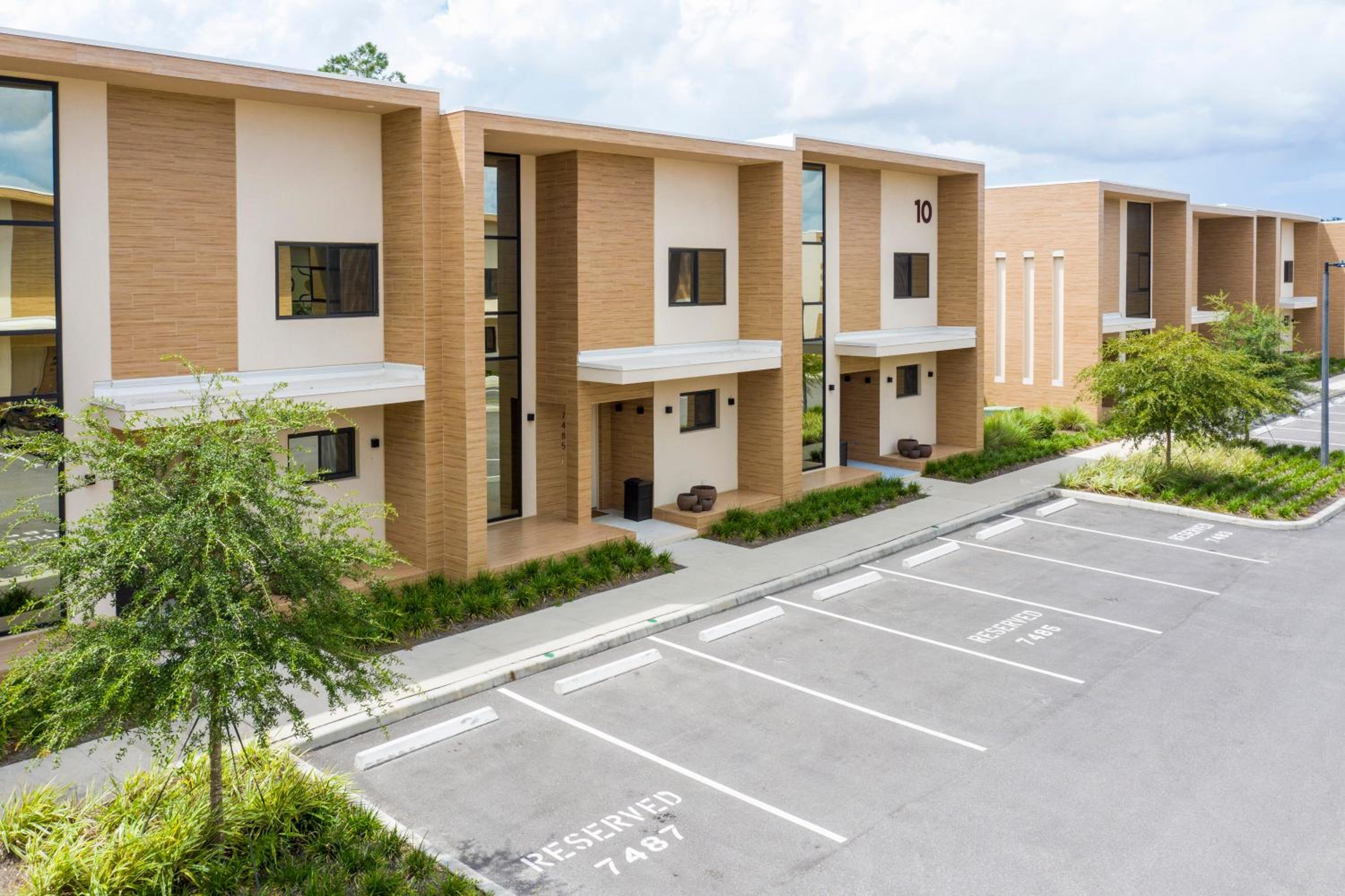 Luxury 4 Bedroom Home Close to Disney 7487
