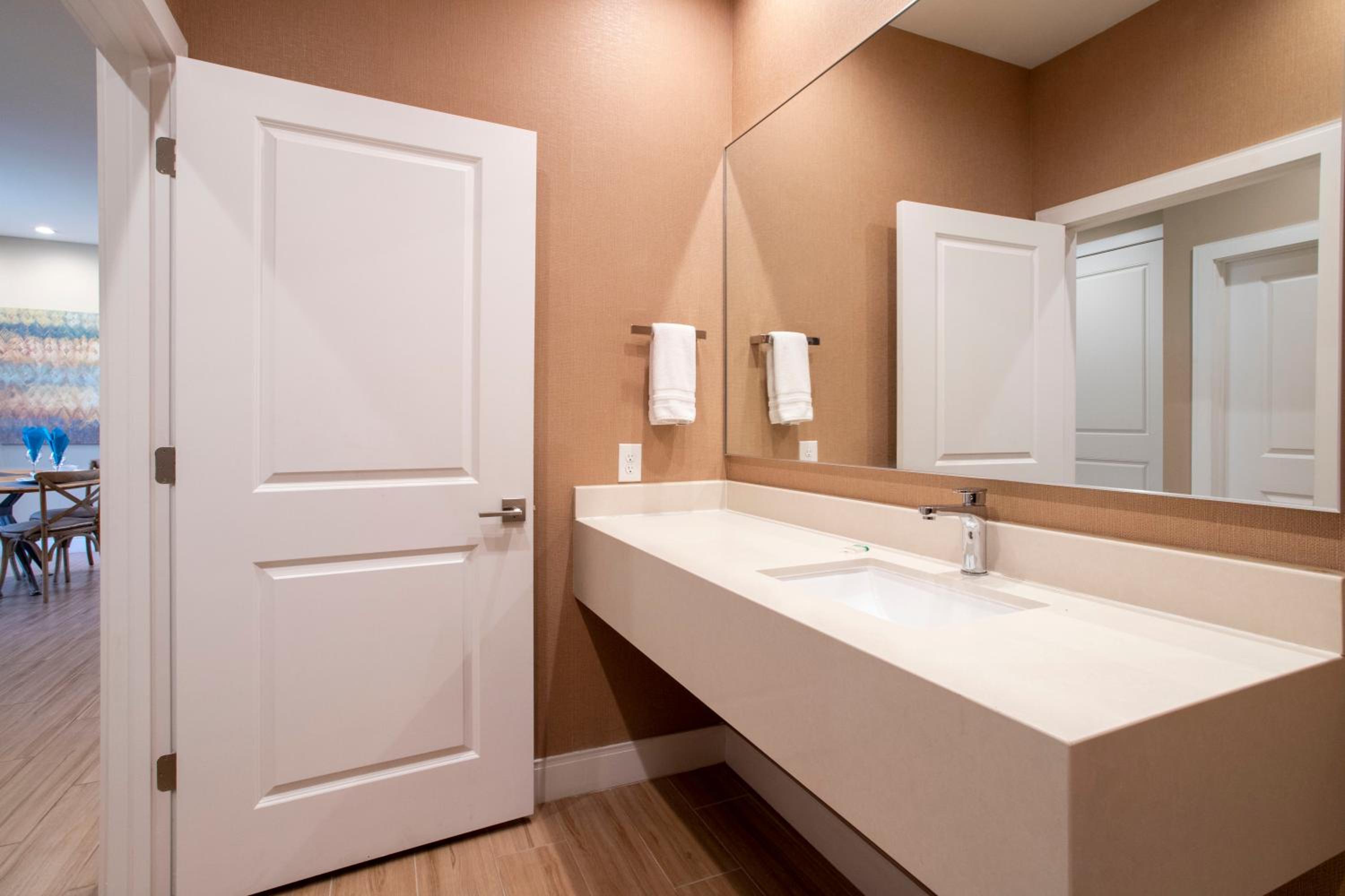 Luxury 4 Bedroom Home Close to Disney 7487