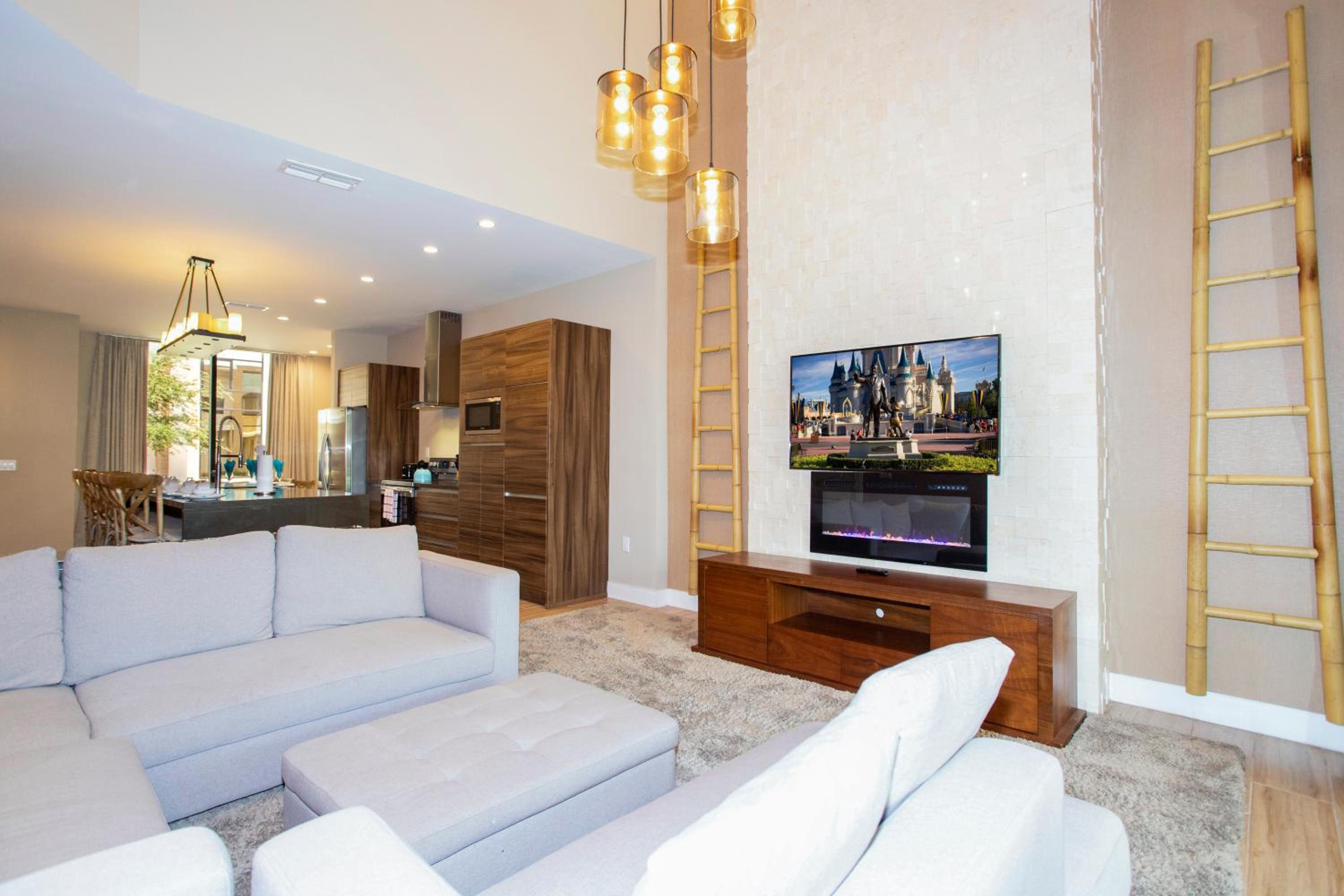Luxury 4 Bedroom Home Close to Disney 7487