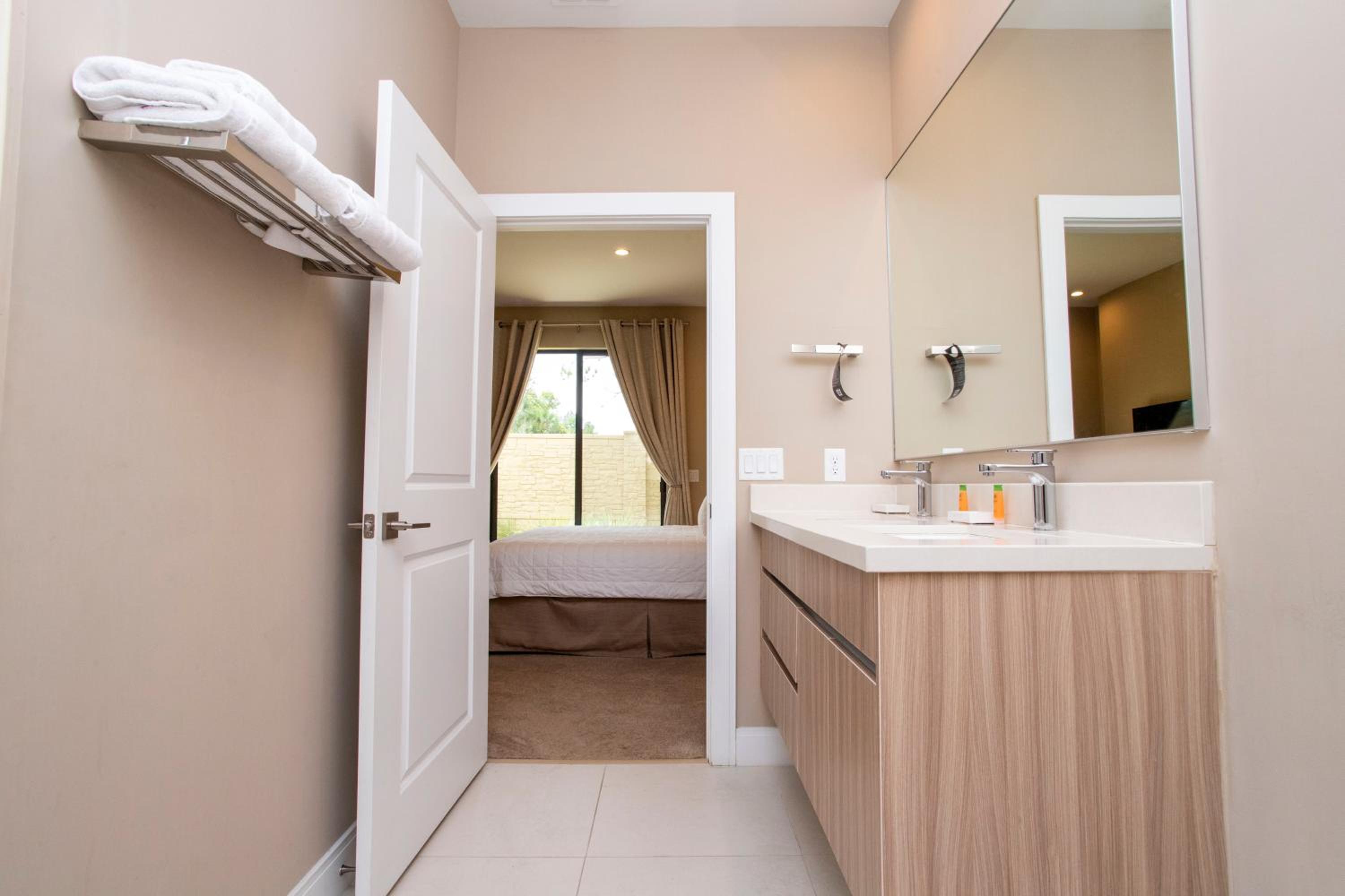 Luxury 4 Bedroom Home Close to Disney 7487