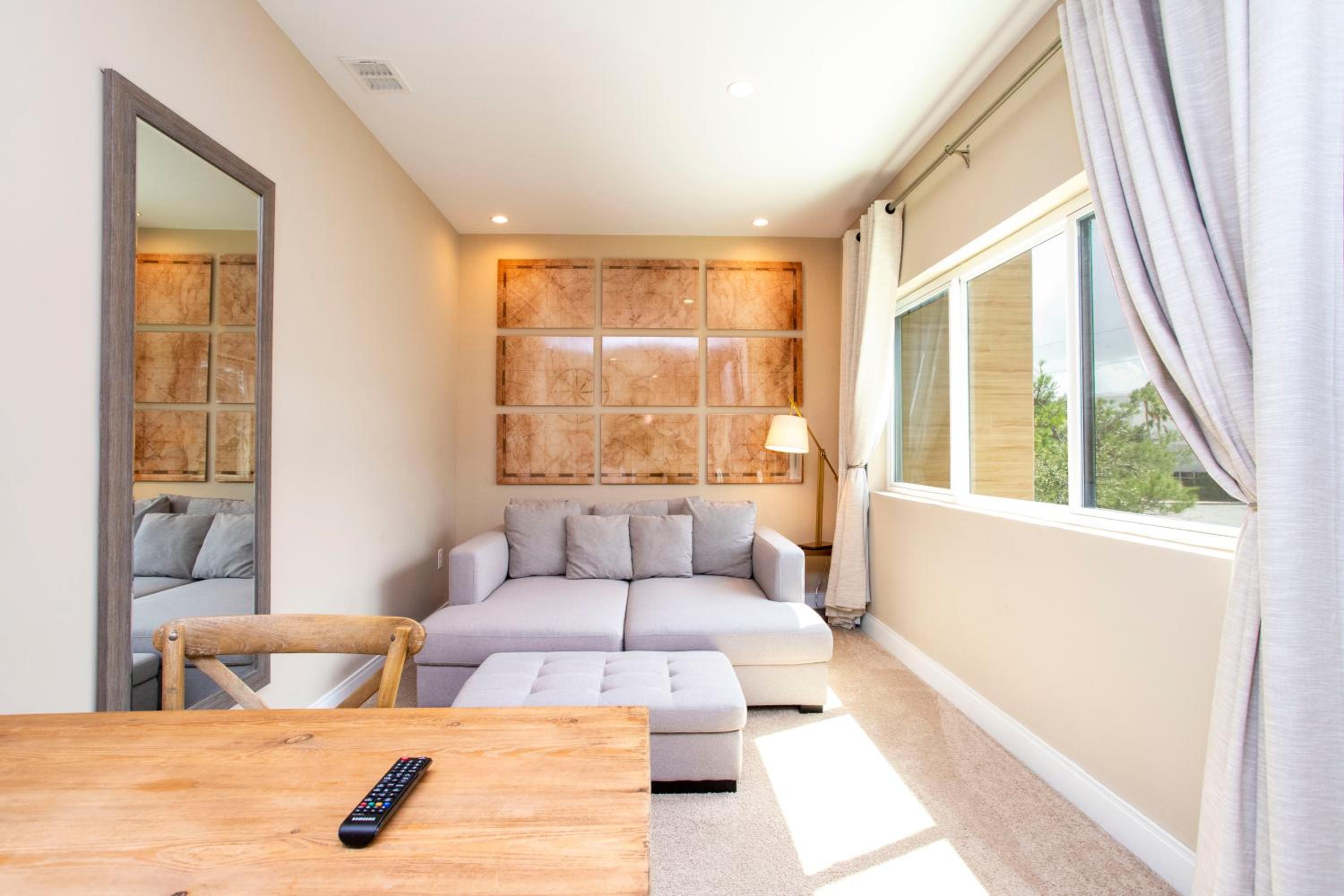 Luxury 4 Bedroom Home Close to Disney 7487