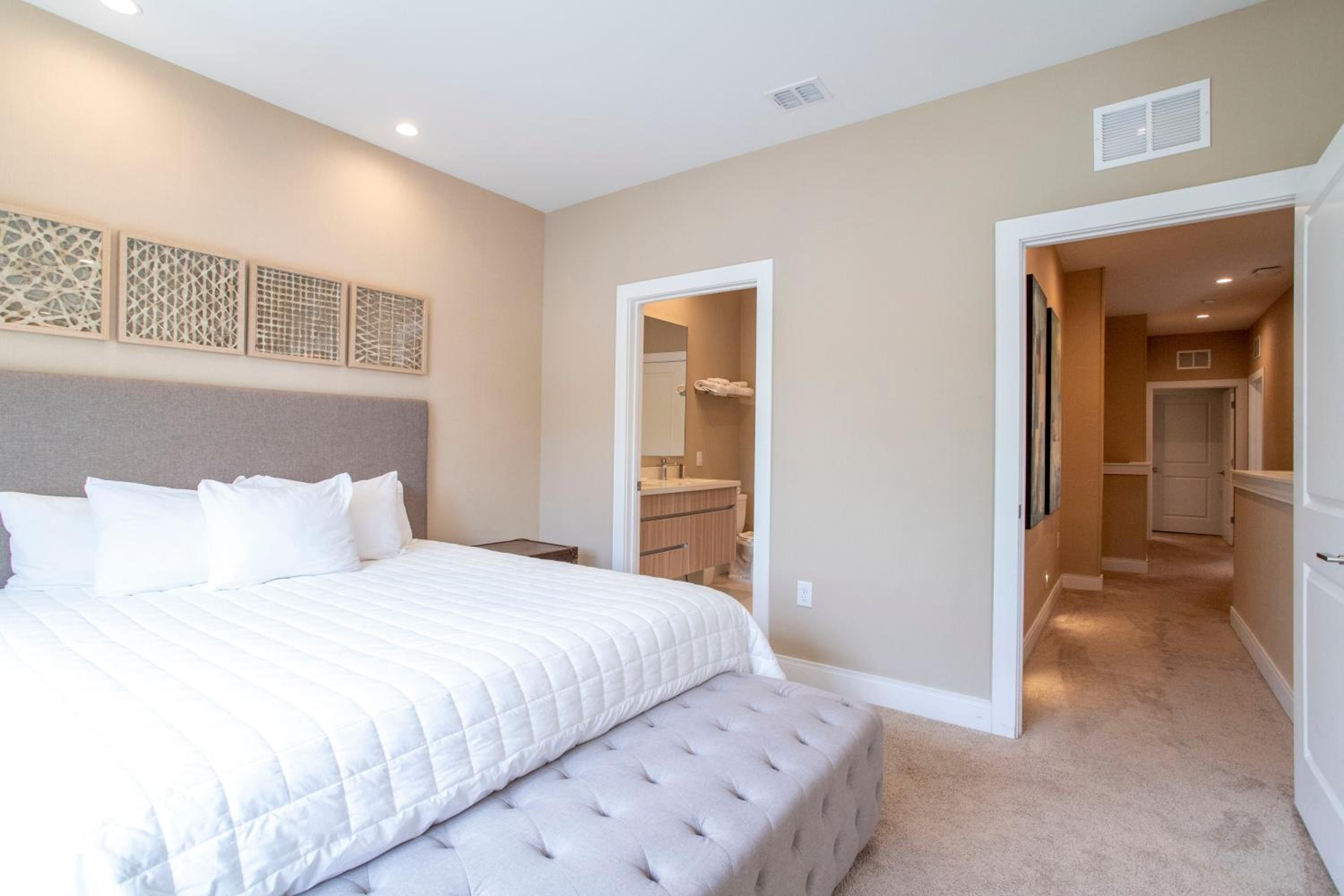 Luxury 4 Bedroom Home Close to Disney 7487