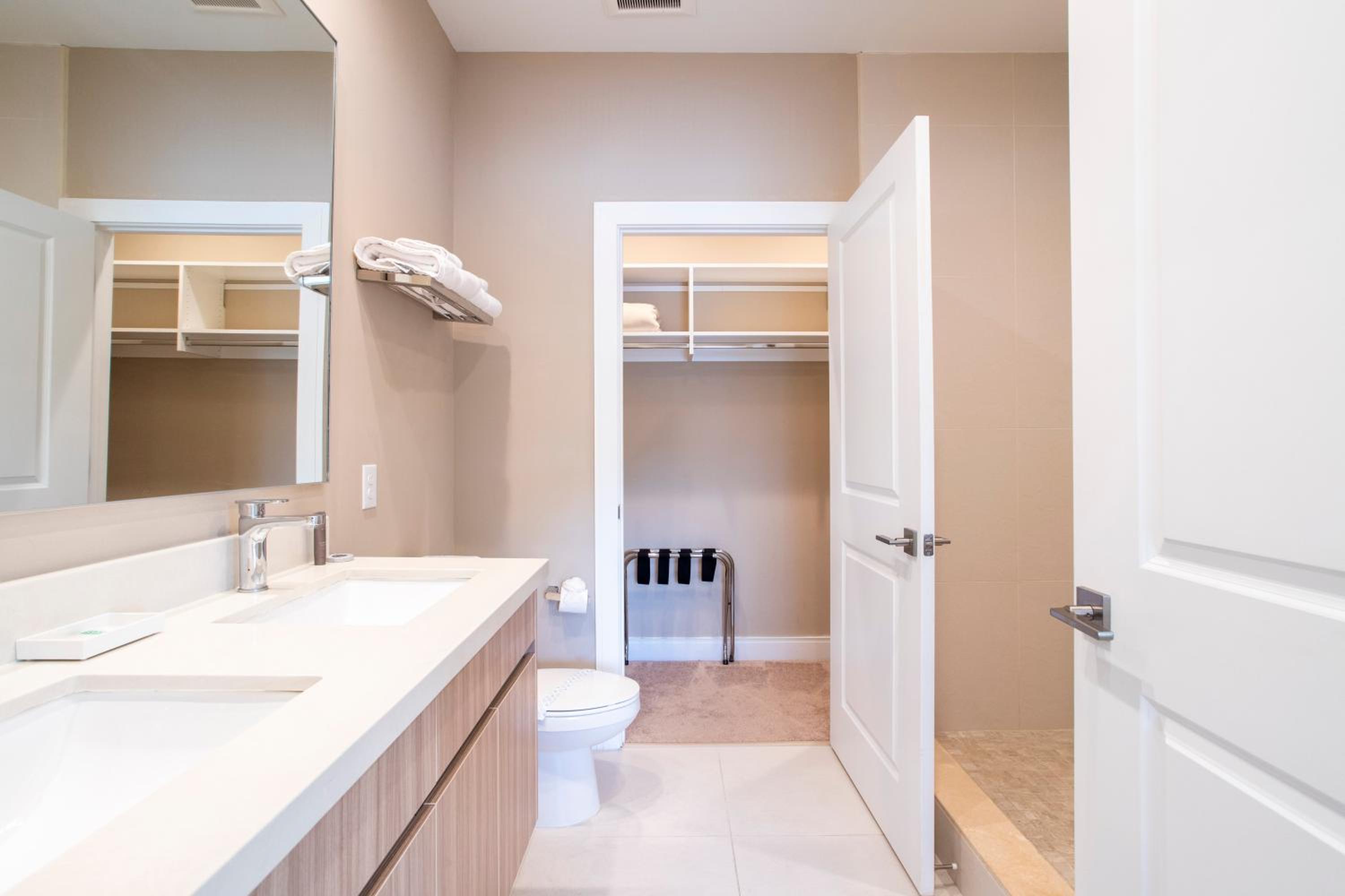 Luxury 4 Bedroom Home Close to Disney 7487
