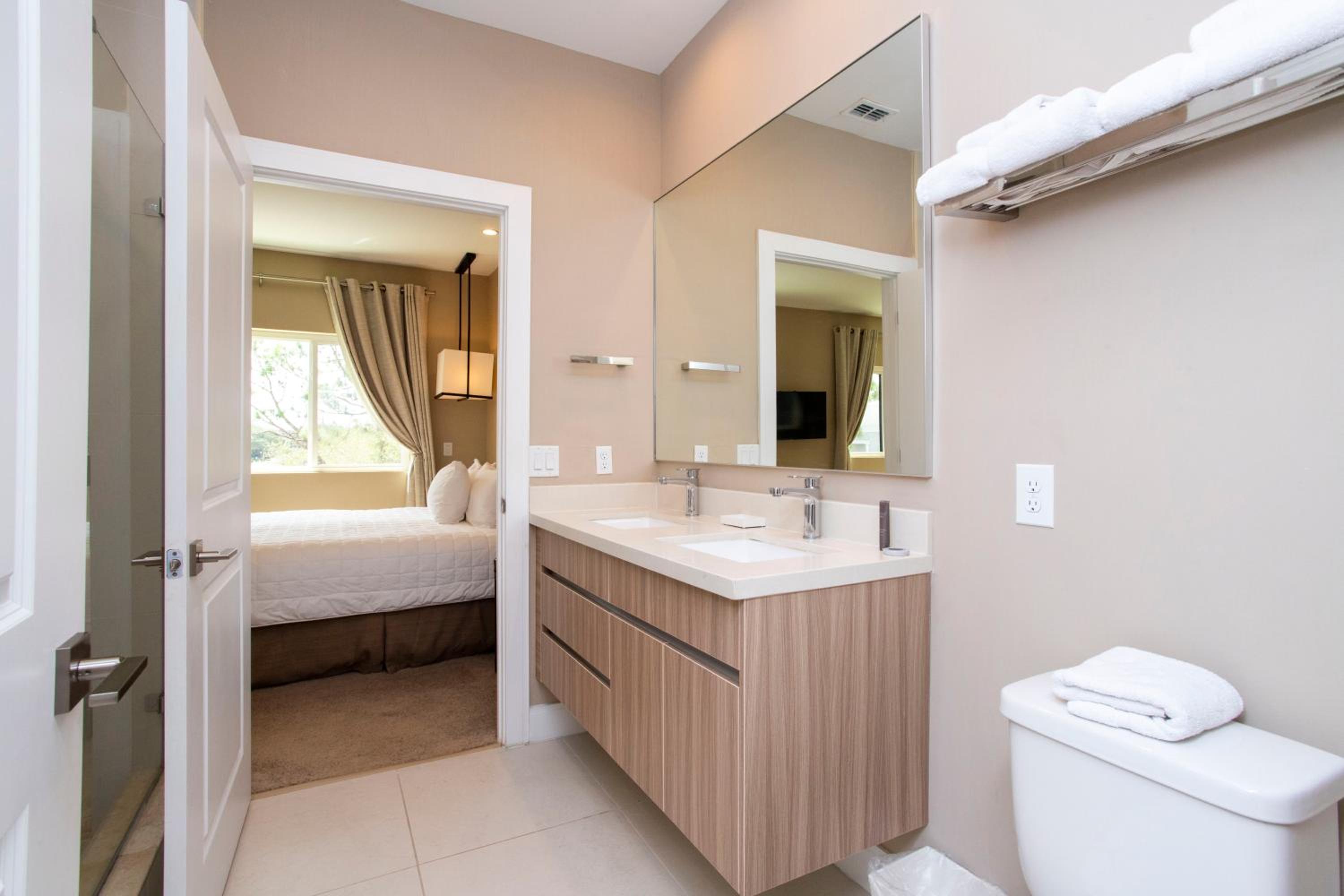 Luxury 4 Bedroom Home Close to Disney 7487