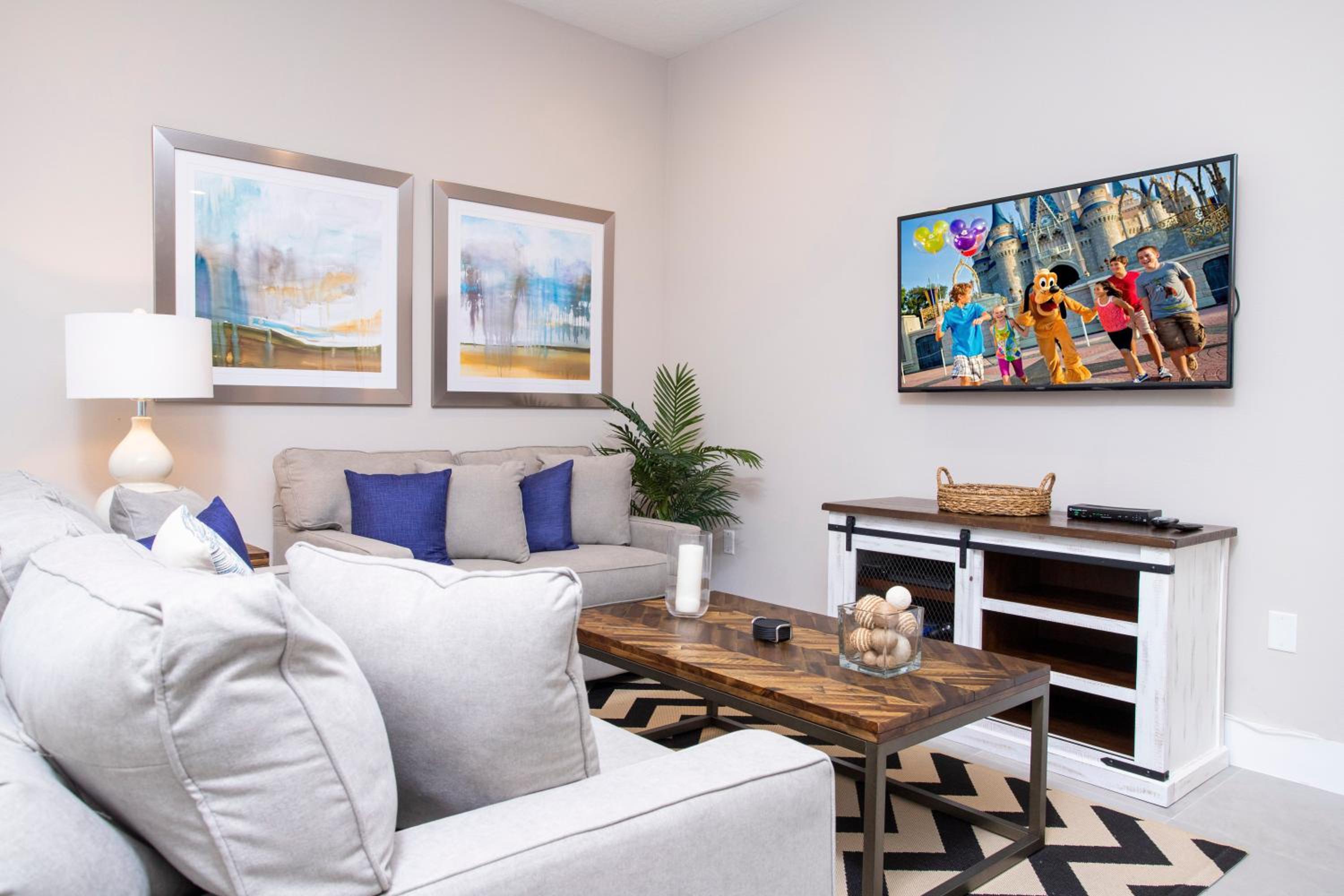 Gorgeous 4 Bedroom Family Friendly Close to Disney 7573