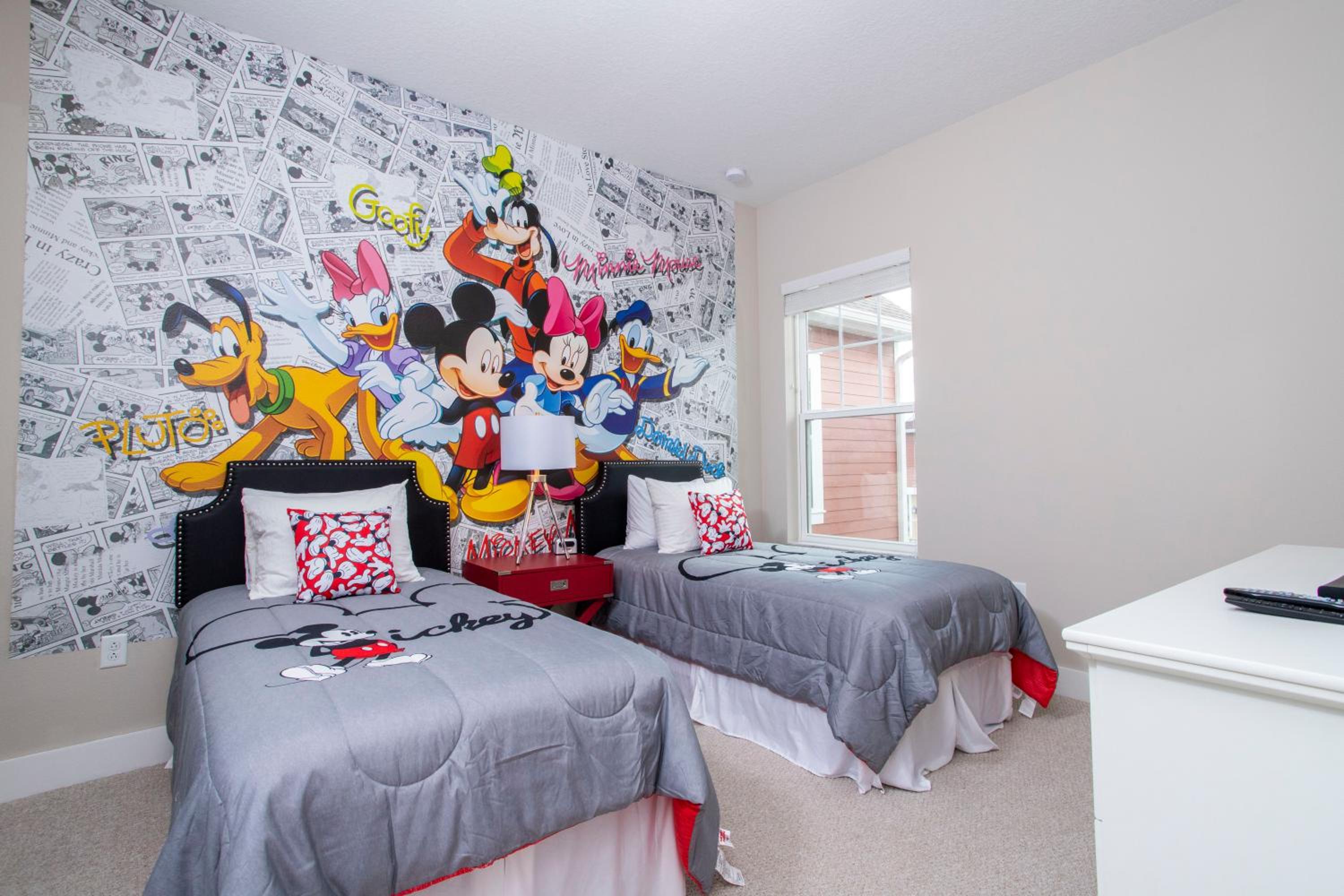 Gorgeous 4 Bedroom Family Friendly Close to Disney 7573