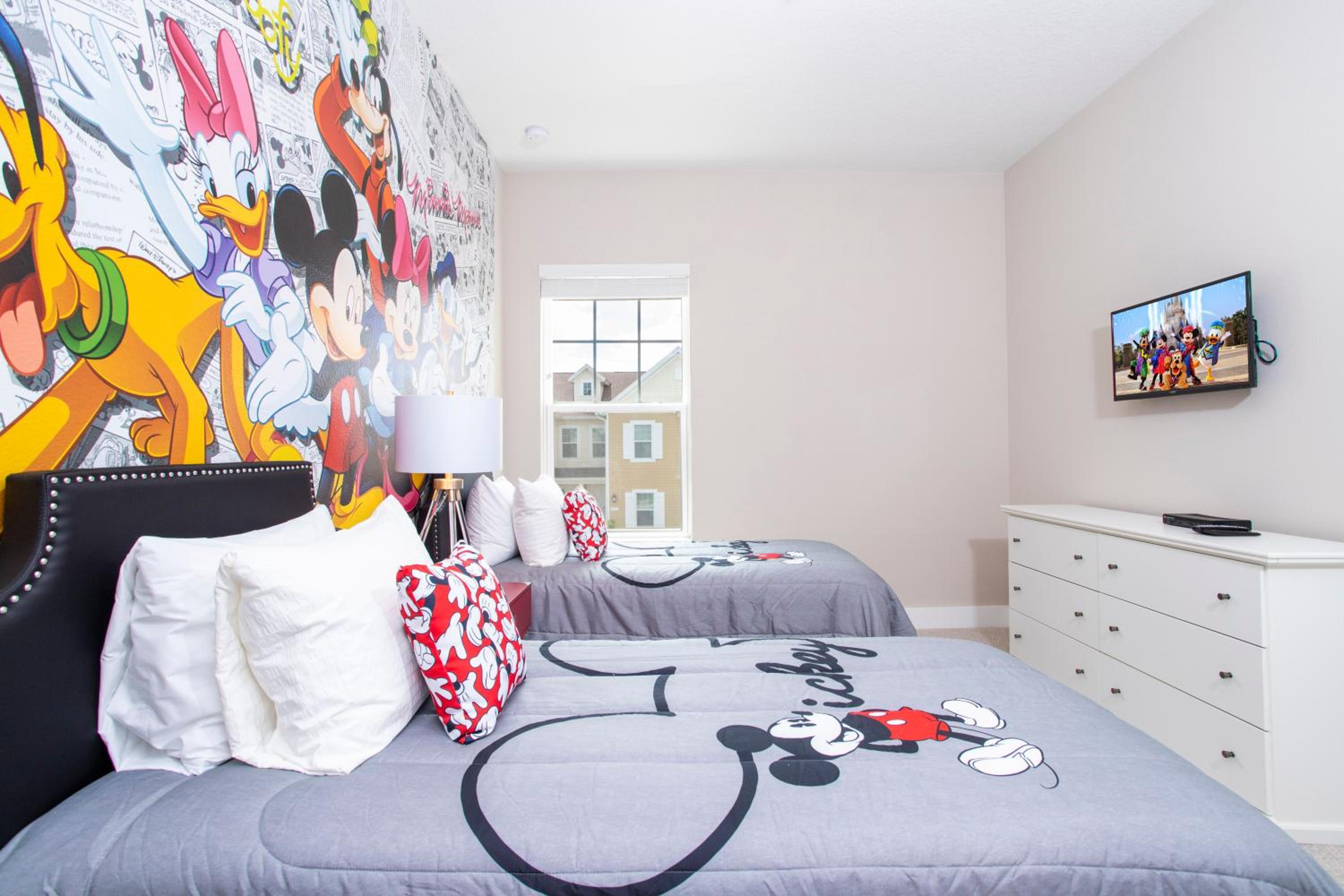 Gorgeous 4 Bedroom Family Friendly Close to Disney 7573