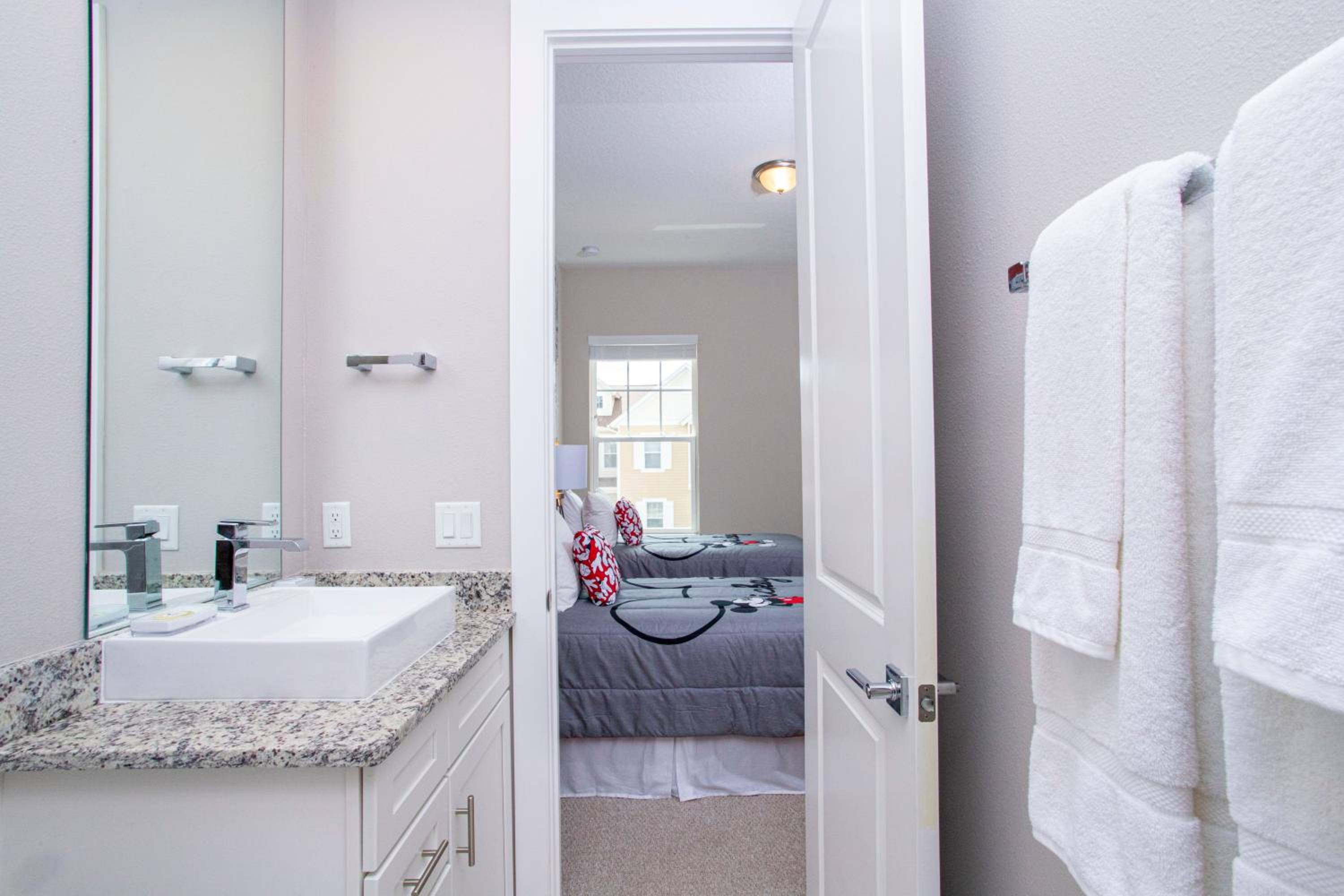 Gorgeous 4 Bedroom Family Friendly Close to Disney 7573