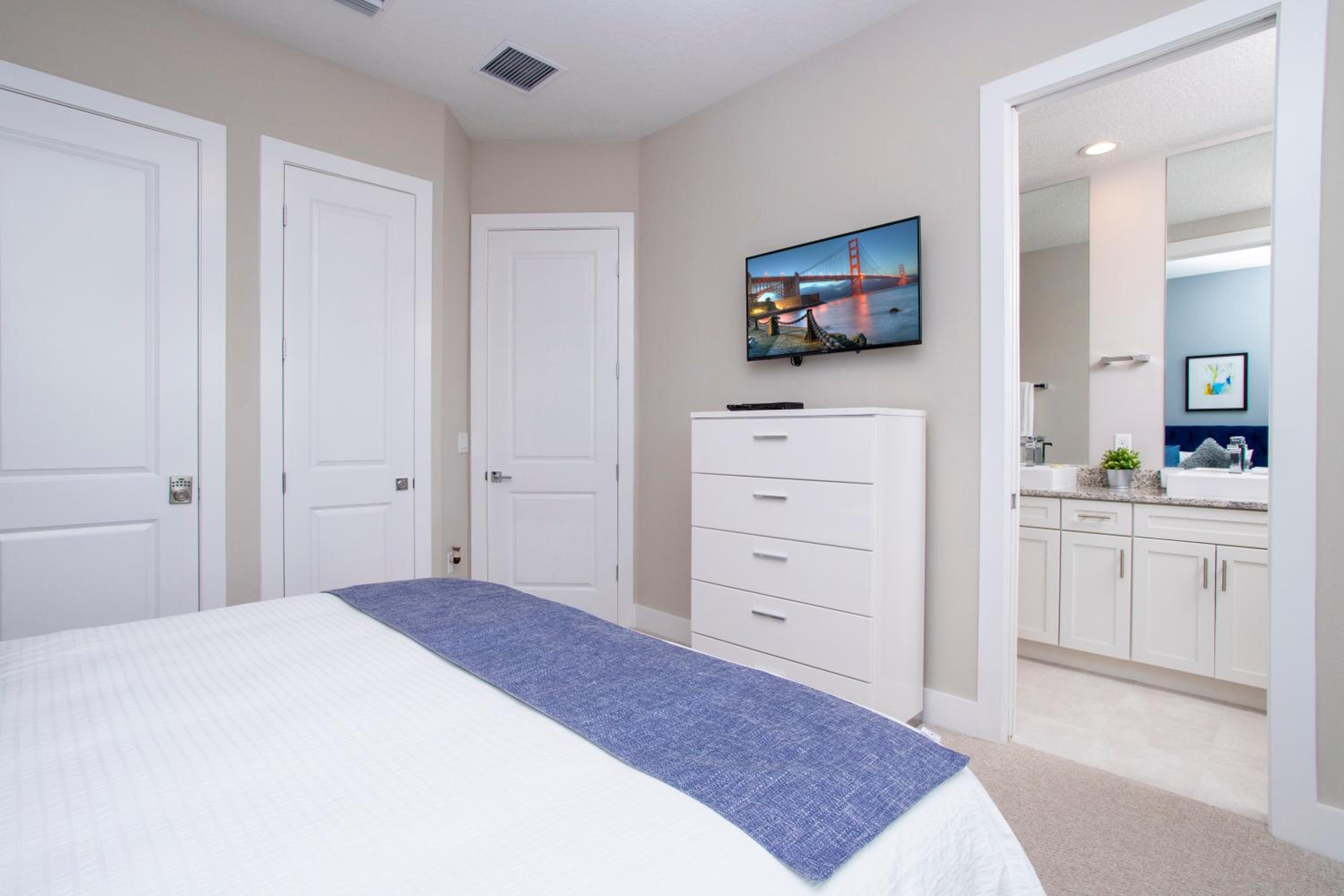 Gorgeous 4 Bedroom Family Friendly Close to Disney 7573