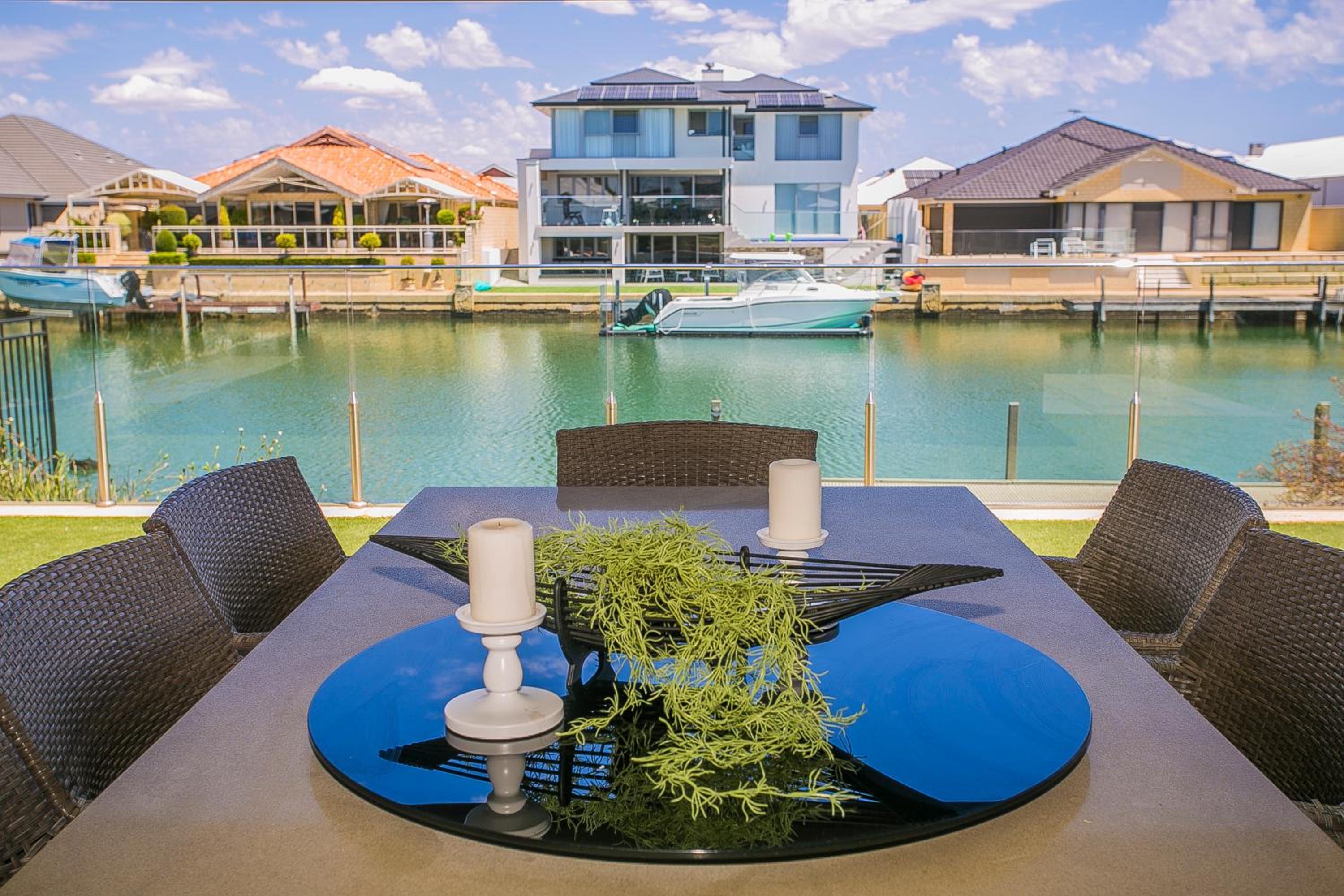 CHILLAX HOUSE - Luxury, Canals, Jetty, Family Friendly - Sleeps 14 in Style!