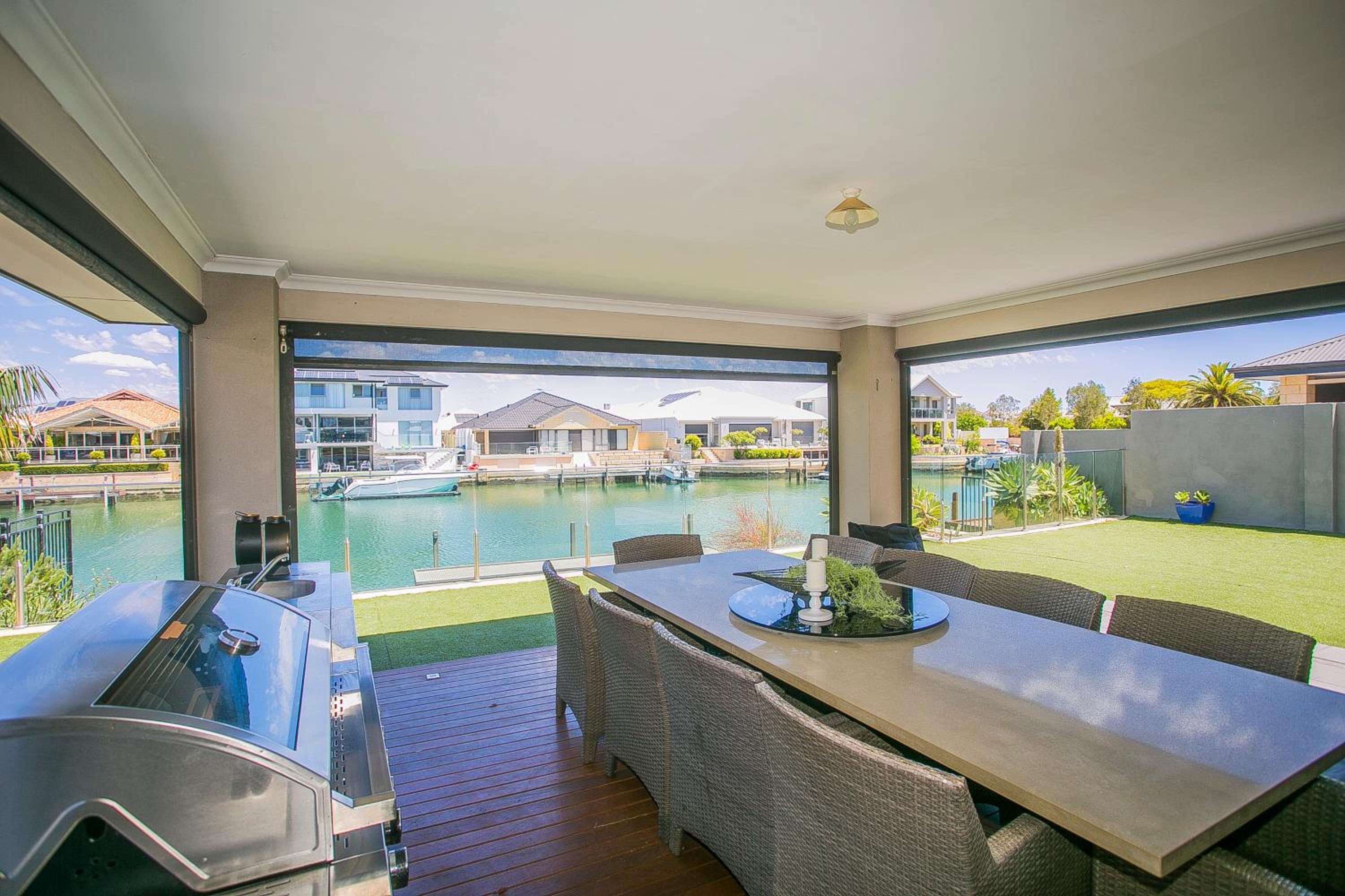 CHILLAX HOUSE - Luxury, Canals, Jetty, Family Friendly - Sleeps 14 in Style!
