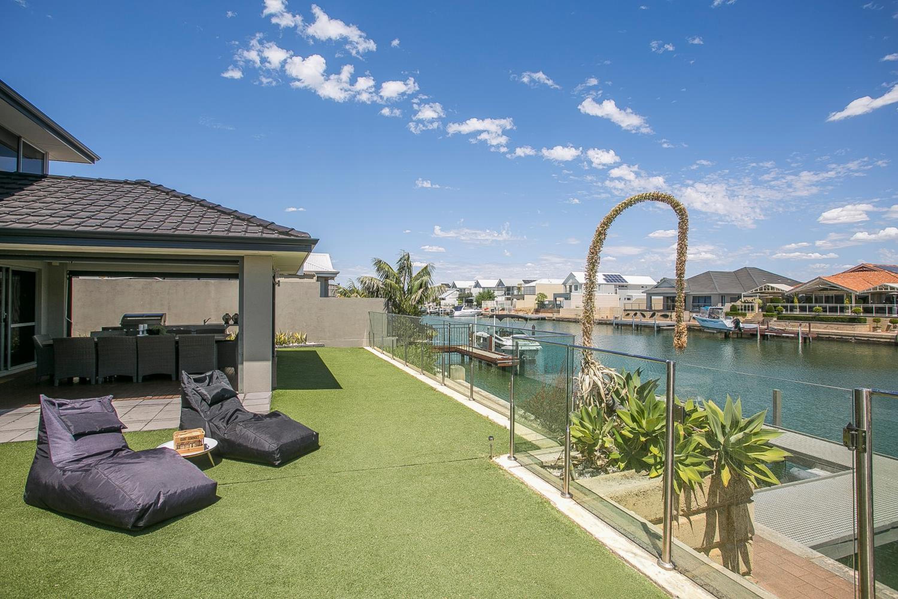 CHILLAX HOUSE - Luxury, Canals, Jetty, Family Friendly - Sleeps 14 in Style!
