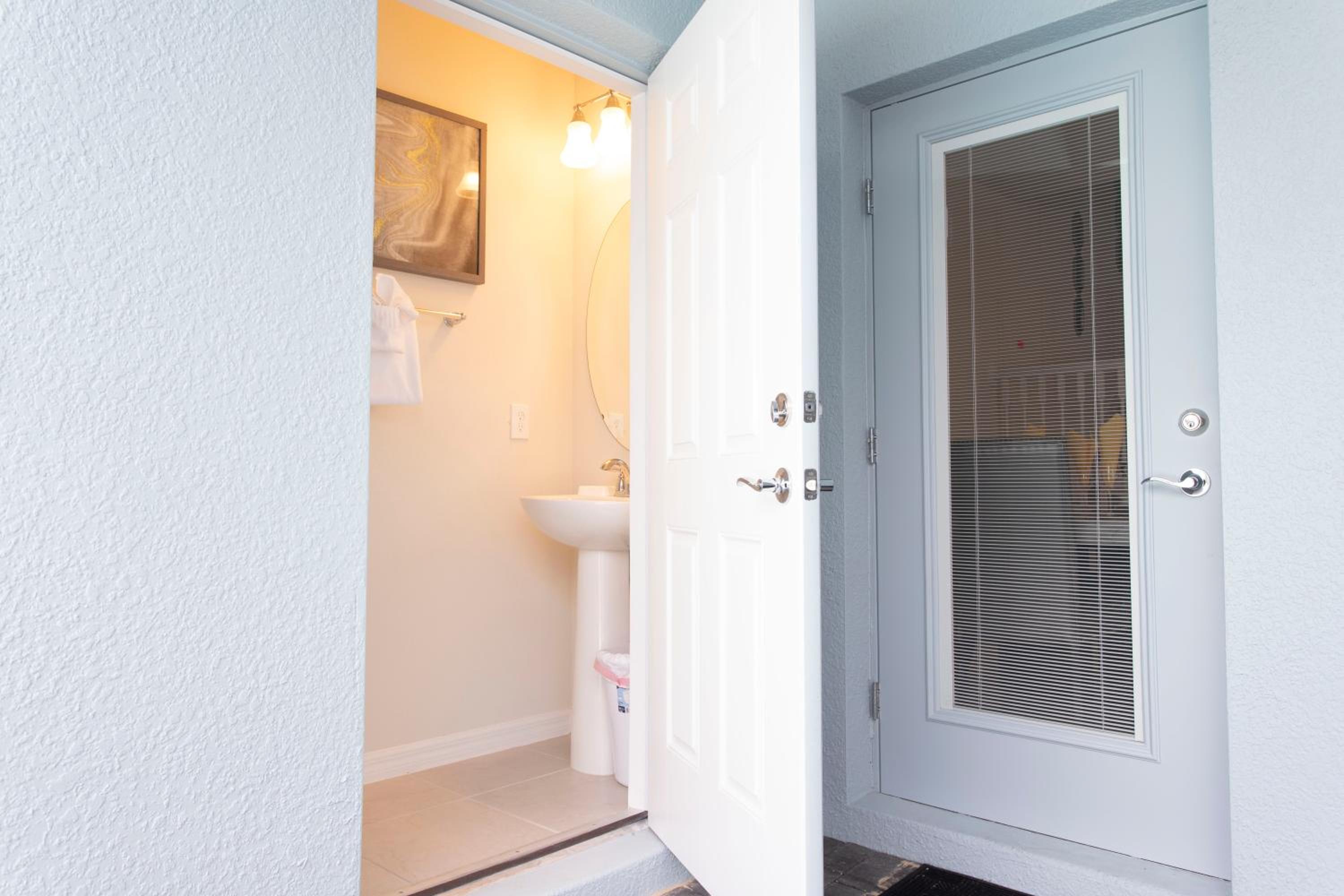 Splendid 5 Bd w/ Pool @ Windsor Westside 8921