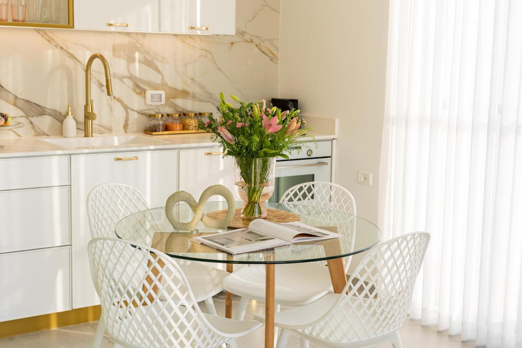 YalaRent Flora- Designed 1BR penthouse in Florentin view 4