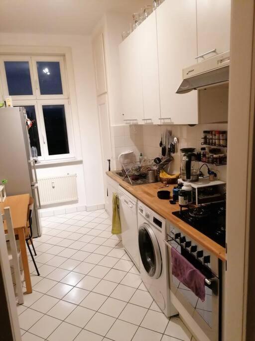 Zwei Charmante Privatzimmer mit Wohnbereich in zentraler Berliner Wohnung