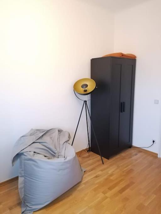 Zwei Charmante Privatzimmer mit Wohnbereich in zentraler Berliner Wohnung