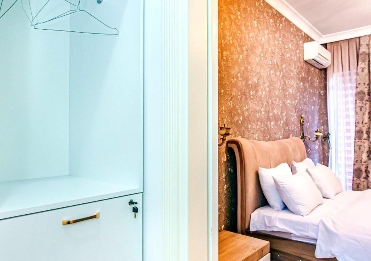 Modern Apartment by Rashida