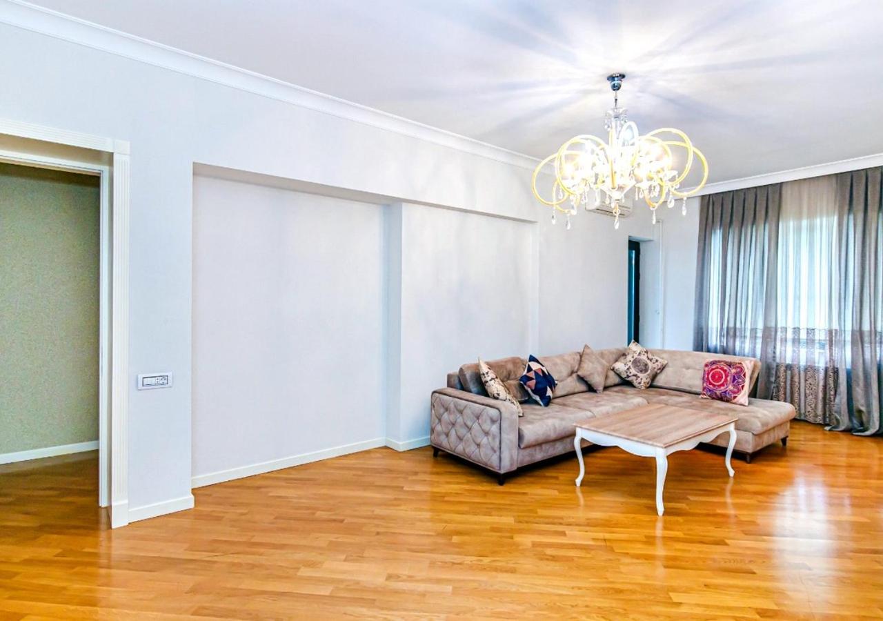 Modern Apartment by Rashida