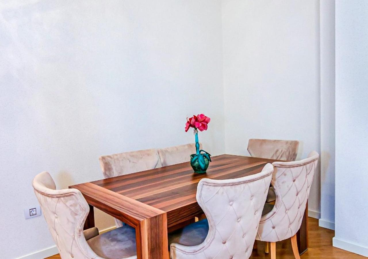 Modern Apartment by Rashida