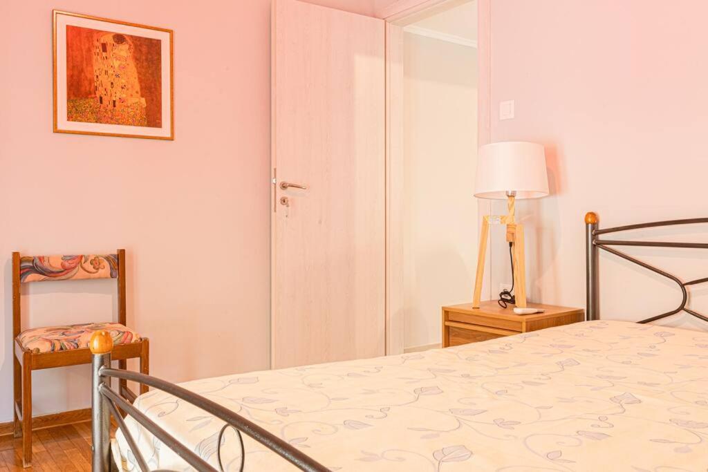 Heart of Koukaki flat, 10’ walk to Acropolis photo 2