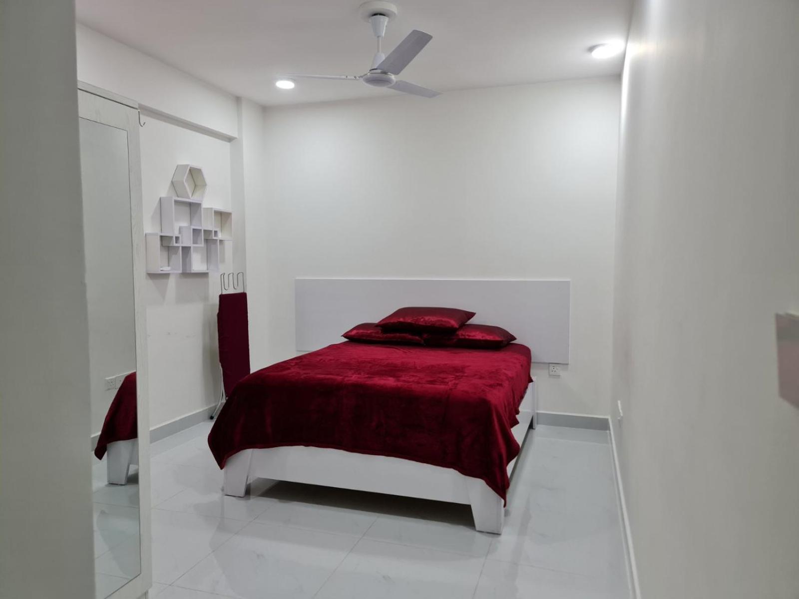 Resting View Maroon - One Bedroom Apartment