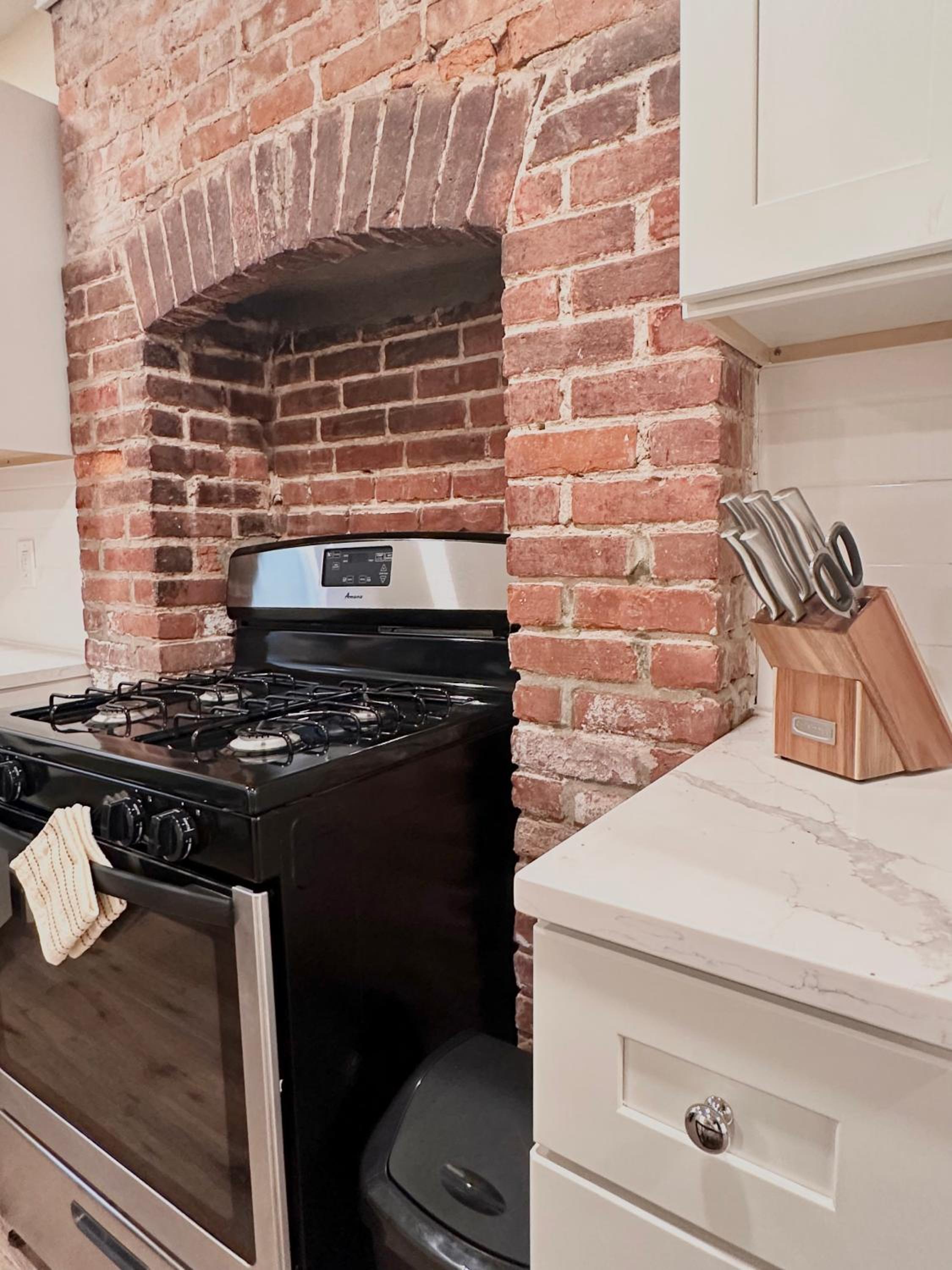 Classical Isbills Row House close to NYC view 2